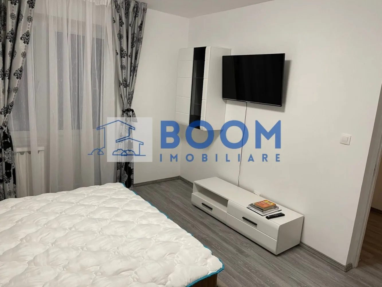 Apartament modern Ultracentral | Loc de parcare inclus | 2 balcoane | - BOOM Imobiliare vă propune spre vânzare un apartament cu 3 camere, finisat și utilat modern, situat în zona ultracentrală, ideal pentru mutare imediată și dotat cu parcare inclusă și boxă la subsol.
Zonă ultracentrală 
Școli și grădinițe în imediata apropiere.
Acces facil către Piața Centrală.
Parcuri și locuri de agrement la câțiva pași.
Dormitoare: 2 camere luminoase și spațioase.
Bucătărie: Spațiu generos, complet mobilat și utilat.
Balcoane: 2 terase foarte mari, ideale pentru relaxare.
Baie: Dotată cu geam exterior pentru aerisire naturală.
Depozitare: Boxă proprie situată la subsolul blocului.
Parcare: Loc de parcare privat inclus în preț.
Interior: Finisaje moderne de calitate superioară.
Mobilier: Se vinde complet mobilat și utilat.
Disponibilitate: Eliberabil imediat, cheile se predau la semnare.

Pentru a stabili o vizionare sau pentru a afla detalii despre preț, vă rugăm să ne contactați menționând agenția BOOM Imobiliare CP3195683