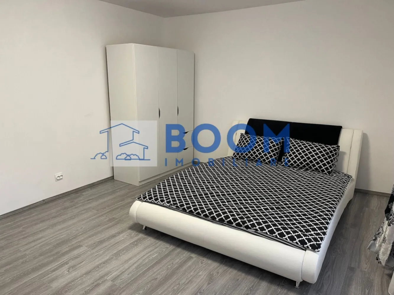 Apartament modern Ultracentral | Loc de parcare inclus | 2 balcoane | - BOOM Imobiliare vă propune spre vânzare un apartament cu 3 camere, finisat și utilat modern, situat în zona ultracentrală, ideal pentru mutare imediată și dotat cu parcare inclusă și boxă la subsol.
Zonă ultracentrală 
Școli și grădinițe în imediata apropiere.
Acces facil către Piața Centrală.
Parcuri și locuri de agrement la câțiva pași.
Dormitoare: 2 camere luminoase și spațioase.
Bucătărie: Spațiu generos, complet mobilat și utilat.
Balcoane: 2 terase foarte mari, ideale pentru relaxare.
Baie: Dotată cu geam exterior pentru aerisire naturală.
Depozitare: Boxă proprie situată la subsolul blocului.
Parcare: Loc de parcare privat inclus în preț.
Interior: Finisaje moderne de calitate superioară.
Mobilier: Se vinde complet mobilat și utilat.
Disponibilitate: Eliberabil imediat, cheile se predau la semnare.

Pentru a stabili o vizionare sau pentru a afla detalii despre preț, vă rugăm să ne contactați menționând agenția BOOM Imobiliare CP3195683