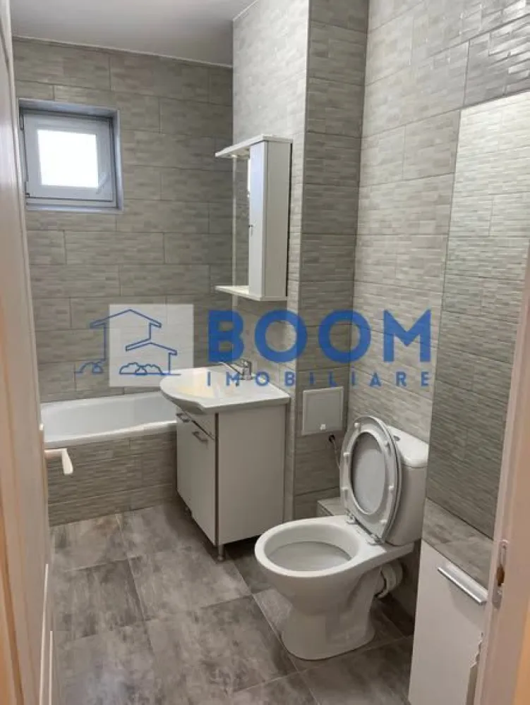 Apartament modern Ultracentral | Loc de parcare inclus | 2 balcoane | - BOOM Imobiliare vă propune spre vânzare un apartament cu 3 camere, finisat și utilat modern, situat în zona ultracentrală, ideal pentru mutare imediată și dotat cu parcare inclusă și boxă la subsol.
Zonă ultracentrală 
Școli și grădinițe în imediata apropiere.
Acces facil către Piața Centrală.
Parcuri și locuri de agrement la câțiva pași.
Dormitoare: 2 camere luminoase și spațioase.
Bucătărie: Spațiu generos, complet mobilat și utilat.
Balcoane: 2 terase foarte mari, ideale pentru relaxare.
Baie: Dotată cu geam exterior pentru aerisire naturală.
Depozitare: Boxă proprie situată la subsolul blocului.
Parcare: Loc de parcare privat inclus în preț.
Interior: Finisaje moderne de calitate superioară.
Mobilier: Se vinde complet mobilat și utilat.
Disponibilitate: Eliberabil imediat, cheile se predau la semnare.

Pentru a stabili o vizionare sau pentru a afla detalii despre preț, vă rugăm să ne contactați menționând agenția BOOM Imobiliare CP3195683