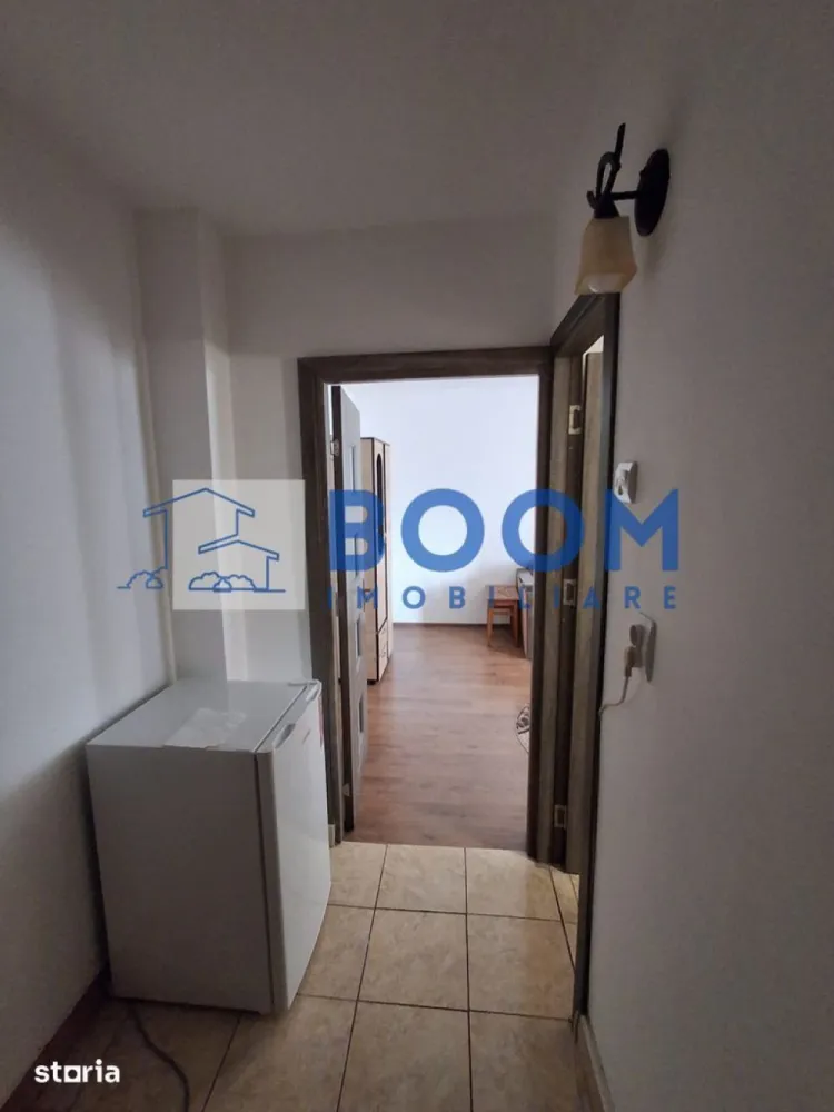 Garsoniera decomandata | Complet mobilata si utilata | 28 mpu | - BOOM Imobiliare vă propune spre vânzare o garsonieră confortabilă și luminoasă, ideală pentru locuit sau investiție. Proprietatea are o suprafață utilă de 28 mp și este situată la etajul 4 al unui imobil din zona Dovali. Locuința se vinde complet mobilată și utilată, fiind pregătită pentru mutare imediată.
Suprafață: 28 mp utili
Etaj: 4
Stare: Finisată, mobilată modern, utilată complet
Cumpărături: Acces pietonal rapid la supermarketuri
Educație: Școli și grădinițe în imediata apropiere
Transport: Stații de autobuz la doar câteva minute distanță
Pentru mai multe informații sau pentru a programa o vizionare, contactați echipa BOOM Imobiliare CP3195684