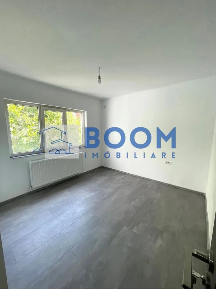 Apartament 2 camere | Etaj 2 | Zona Cina faleza| 50 mpu | - BOOM Imobiliare vă propune spre vânzare un apartament cu 2 camere, complet modernizat, situat într-o locație excelentă, ideal atât pentru locuit, cât și pentru investiție.
Adresă: Strada Luceafărului
Repere: Lângă Școala Generală Nr. 10.
Proximitate: Doar 10 minute de mers pe jos până în zona centrală.
Recreere: În spatele blocului se construiește noua pistă pietonală și de biciclete de pe faleza râului Olănești.
Proprietatea a fost renovată integral, utilizându-se materiale de calitate superioară:
Orientare: Sudică (luminozitate naturală sporită pe tot parcursul zilei).
Confort termic: Etaj intermediar excelent (Etaj 2 din 4).
Instalații noi: Instalație electrică și instalație sanitară schimbate complet.
Sistem încălzire: Centrală termică proprie + termostat (nouă, nefolosită), calorifere noi și robineți termostatați.
Facturi mici: Întreaga scară este debranșată de la CET, asigurând costuri minime de întreținere.
Finisaje baie: Echipamente sanitare de top (WC încastrat Grohe, coloană de duș Grohe).
Blocul dispune de numeroase locuri de parcare atât în față, cât și în spate.

Pentru mai multe detalii sau pentru a programa o vizionare va rugam sa specificati CP3195685