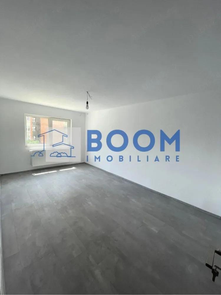 Apartament 2 camere | Etaj 2 | Zona Cina faleza| 50 mpu | - BOOM Imobiliare vă propune spre vânzare un apartament cu 2 camere, complet modernizat, situat într-o locație excelentă, ideal atât pentru locuit, cât și pentru investiție.
Adresă: Strada Luceafărului
Repere: Lângă Școala Generală Nr. 10.
Proximitate: Doar 10 minute de mers pe jos până în zona centrală.
Recreere: În spatele blocului se construiește noua pistă pietonală și de biciclete de pe faleza râului Olănești.
Proprietatea a fost renovată integral, utilizându-se materiale de calitate superioară:
Orientare: Sudică (luminozitate naturală sporită pe tot parcursul zilei).
Confort termic: Etaj intermediar excelent (Etaj 2 din 4).
Instalații noi: Instalație electrică și instalație sanitară schimbate complet.
Sistem încălzire: Centrală termică proprie + termostat (nouă, nefolosită), calorifere noi și robineți termostatați.
Facturi mici: Întreaga scară este debranșată de la CET, asigurând costuri minime de întreținere.
Finisaje baie: Echipamente sanitare de top (WC încastrat Grohe, coloană de duș Grohe).
Blocul dispune de numeroase locuri de parcare atât în față, cât și în spate.

Pentru mai multe detalii sau pentru a programa o vizionare va rugam sa specificati CP3195685
