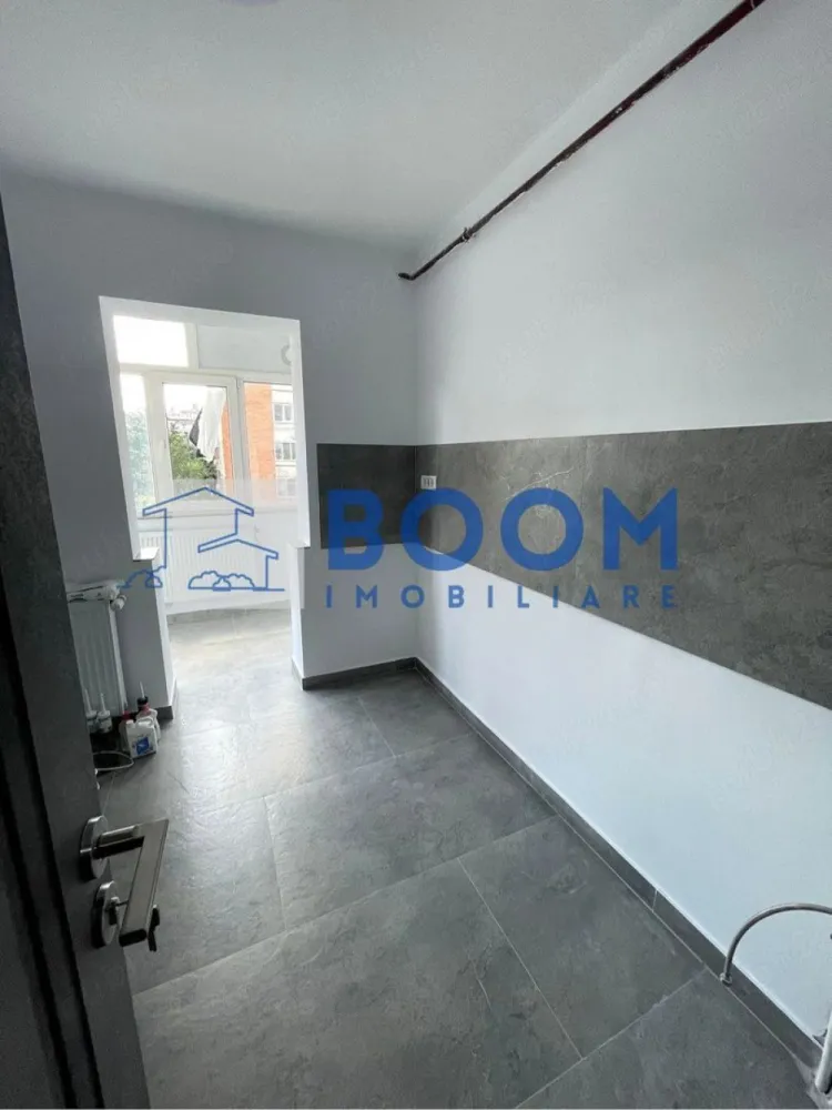 Apartament 2 camere | Etaj 2 | Zona Cina faleza| 50 mpu | - BOOM Imobiliare vă propune spre vânzare un apartament cu 2 camere, complet modernizat, situat într-o locație excelentă, ideal atât pentru locuit, cât și pentru investiție.
Adresă: Strada Luceafărului
Repere: Lângă Școala Generală Nr. 10.
Proximitate: Doar 10 minute de mers pe jos până în zona centrală.
Recreere: În spatele blocului se construiește noua pistă pietonală și de biciclete de pe faleza râului Olănești.
Proprietatea a fost renovată integral, utilizându-se materiale de calitate superioară:
Orientare: Sudică (luminozitate naturală sporită pe tot parcursul zilei).
Confort termic: Etaj intermediar excelent (Etaj 2 din 4).
Instalații noi: Instalație electrică și instalație sanitară schimbate complet.
Sistem încălzire: Centrală termică proprie + termostat (nouă, nefolosită), calorifere noi și robineți termostatați.
Facturi mici: Întreaga scară este debranșată de la CET, asigurând costuri minime de întreținere.
Finisaje baie: Echipamente sanitare de top (WC încastrat Grohe, coloană de duș Grohe).
Blocul dispune de numeroase locuri de parcare atât în față, cât și în spate.

Pentru mai multe detalii sau pentru a programa o vizionare va rugam sa specificati CP3195685