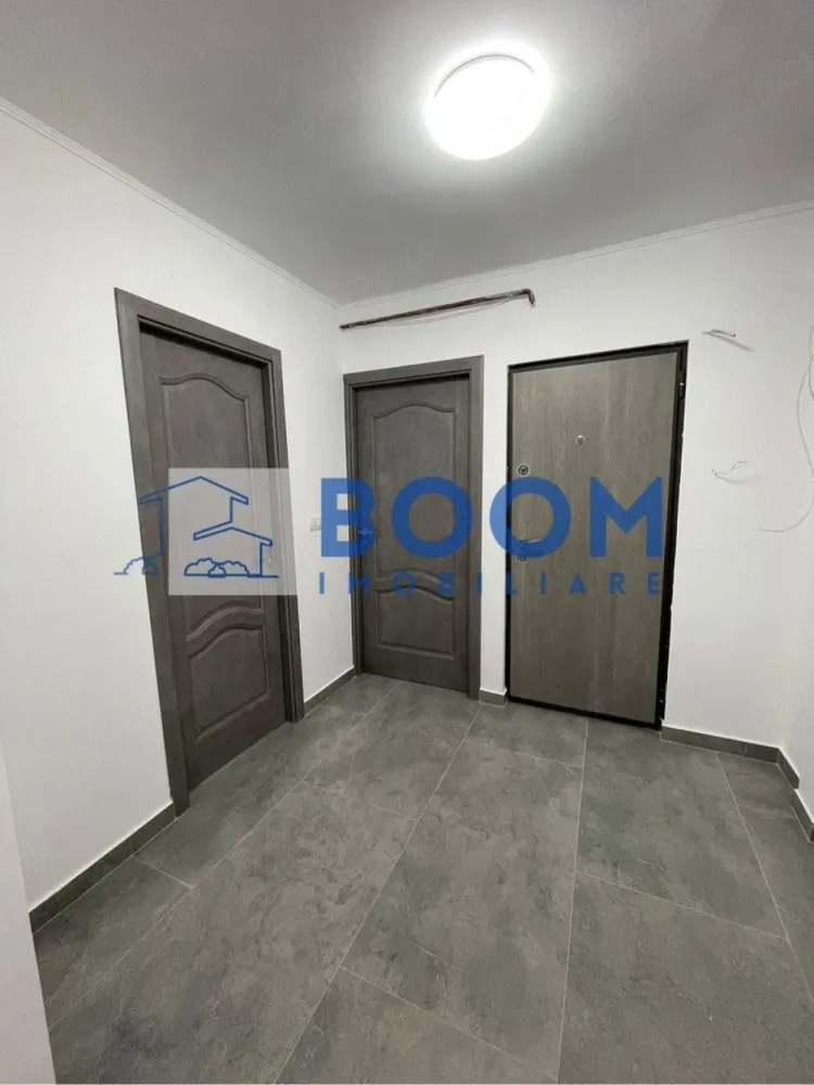Apartament 2 camere | Etaj 2 | Zona Cina faleza| 50 mpu | - BOOM Imobiliare vă propune spre vânzare un apartament cu 2 camere, complet modernizat, situat într-o locație excelentă, ideal atât pentru locuit, cât și pentru investiție.
Adresă: Strada Luceafărului
Repere: Lângă Școala Generală Nr. 10.
Proximitate: Doar 10 minute de mers pe jos până în zona centrală.
Recreere: În spatele blocului se construiește noua pistă pietonală și de biciclete de pe faleza râului Olănești.
Proprietatea a fost renovată integral, utilizându-se materiale de calitate superioară:
Orientare: Sudică (luminozitate naturală sporită pe tot parcursul zilei).
Confort termic: Etaj intermediar excelent (Etaj 2 din 4).
Instalații noi: Instalație electrică și instalație sanitară schimbate complet.
Sistem încălzire: Centrală termică proprie + termostat (nouă, nefolosită), calorifere noi și robineți termostatați.
Facturi mici: Întreaga scară este debranșată de la CET, asigurând costuri minime de întreținere.
Finisaje baie: Echipamente sanitare de top (WC încastrat Grohe, coloană de duș Grohe).
Blocul dispune de numeroase locuri de parcare atât în față, cât și în spate.

Pentru mai multe detalii sau pentru a programa o vizionare va rugam sa specificati CP3195685