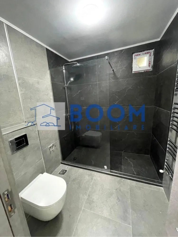 Apartament 2 camere | Etaj 2 | Zona Cina faleza| 50 mpu | - BOOM Imobiliare vă propune spre vânzare un apartament cu 2 camere, complet modernizat, situat într-o locație excelentă, ideal atât pentru locuit, cât și pentru investiție.
Adresă: Strada Luceafărului
Repere: Lângă Școala Generală Nr. 10.
Proximitate: Doar 10 minute de mers pe jos până în zona centrală.
Recreere: În spatele blocului se construiește noua pistă pietonală și de biciclete de pe faleza râului Olănești.
Proprietatea a fost renovată integral, utilizându-se materiale de calitate superioară:
Orientare: Sudică (luminozitate naturală sporită pe tot parcursul zilei).
Confort termic: Etaj intermediar excelent (Etaj 2 din 4).
Instalații noi: Instalație electrică și instalație sanitară schimbate complet.
Sistem încălzire: Centrală termică proprie + termostat (nouă, nefolosită), calorifere noi și robineți termostatați.
Facturi mici: Întreaga scară este debranșată de la CET, asigurând costuri minime de întreținere.
Finisaje baie: Echipamente sanitare de top (WC încastrat Grohe, coloană de duș Grohe).
Blocul dispune de numeroase locuri de parcare atât în față, cât și în spate.

Pentru mai multe detalii sau pentru a programa o vizionare va rugam sa specificati CP3195685