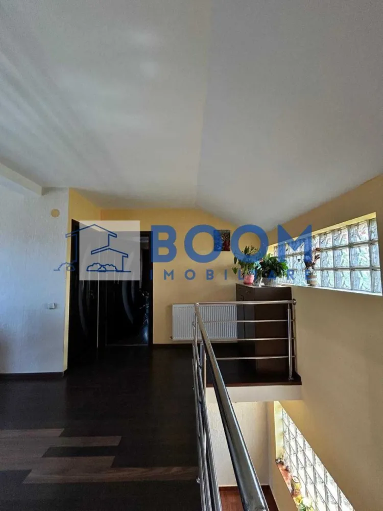 Casa de vanzare | Zona Straubing | Panouri fotovoltaice | 2 centrale | - BOOM Imobiliare vă propune spre vânzare o casă deosebită, excelent compartimentată, situată într-o zonă liniștită și căutată din cartierul Goranu, pe strada Straubing. Proprietatea este ideală pentru o familie care își dorește confort, independență energetică și spații generoase pentru relaxare.
Configurație inteligentă: Încăperi luminoase, optimizate pentru a oferi confort și intimitate.
Zone de relaxare: Terase spațioase, ideale pentru cafeaua de dimineață sau seri liniștite.
Curte amenajată: Foișor primitor pentru agrement, perfect pentru grătare și întâlniri cu prietenii.
Parcare: Garaj propriu, oferind siguranță pentru mașina dumneavoastră și spațiu suplimentar de depozitare.
Proprietatea este proiectată pentru costuri minime de întreținere și confort termic absolut, dispunând de:
Sistem hibrid de încălzire: Două centrale termice funcționale (o centrală pe gaz și o centrală pe combustibil solid).
Energie verde: Panouri fotovoltaice gata instalate, care reduc considerabil facturile de energie electrică.
Casa se află pe strada Straubing, în Goranu, o zonă curată și aerisită, cu acces rapid către principalele puncte de interes ale orașului.

Pentru mai multe detalii, fotografii suplimentare sau pentru a programa o vizionare, contactați cu încredere echipa BOOMImobiliare, specificand CP3195682