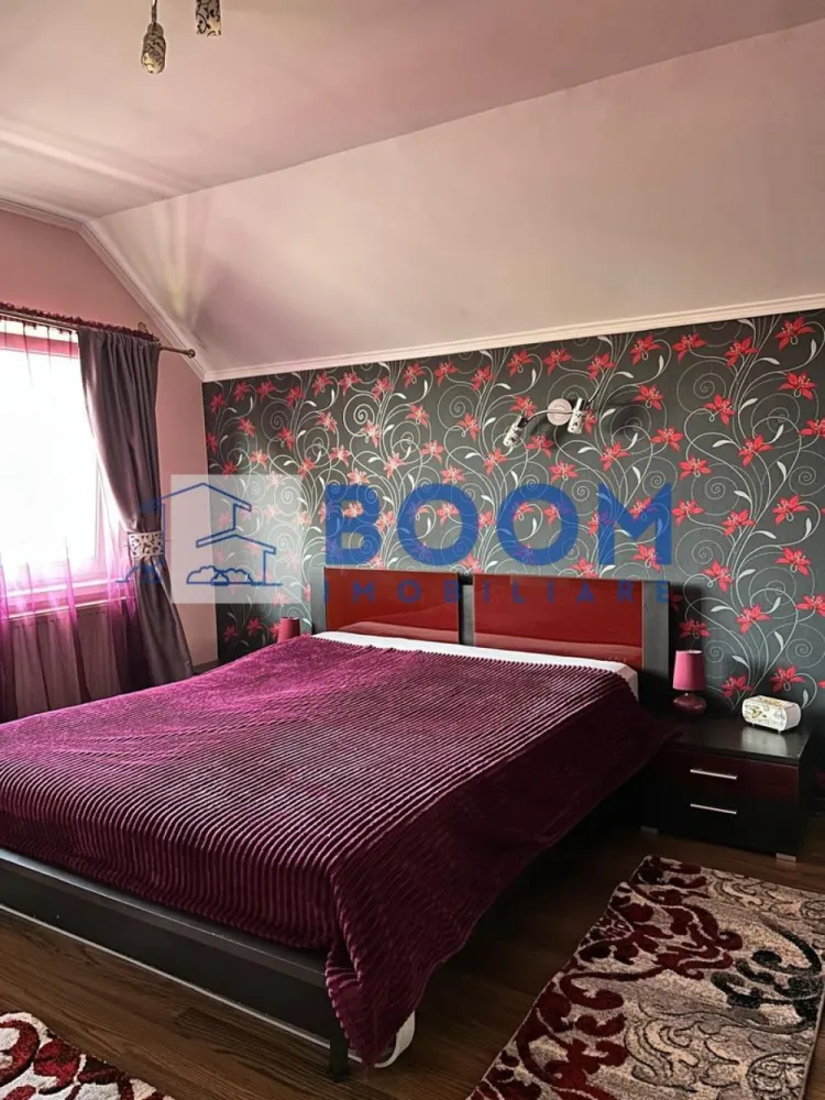 Casa de vanzare | Zona Straubing | Panouri fotovoltaice | 2 centrale | - BOOM Imobiliare vă propune spre vânzare o casă deosebită, excelent compartimentată, situată într-o zonă liniștită și căutată din cartierul Goranu, pe strada Straubing. Proprietatea este ideală pentru o familie care își dorește confort, independență energetică și spații generoase pentru relaxare.
Configurație inteligentă: Încăperi luminoase, optimizate pentru a oferi confort și intimitate.
Zone de relaxare: Terase spațioase, ideale pentru cafeaua de dimineață sau seri liniștite.
Curte amenajată: Foișor primitor pentru agrement, perfect pentru grătare și întâlniri cu prietenii.
Parcare: Garaj propriu, oferind siguranță pentru mașina dumneavoastră și spațiu suplimentar de depozitare.
Proprietatea este proiectată pentru costuri minime de întreținere și confort termic absolut, dispunând de:
Sistem hibrid de încălzire: Două centrale termice funcționale (o centrală pe gaz și o centrală pe combustibil solid).
Energie verde: Panouri fotovoltaice gata instalate, care reduc considerabil facturile de energie electrică.
Casa se află pe strada Straubing, în Goranu, o zonă curată și aerisită, cu acces rapid către principalele puncte de interes ale orașului.

Pentru mai multe detalii, fotografii suplimentare sau pentru a programa o vizionare, contactați cu încredere echipa BOOMImobiliare, specificand CP3195682