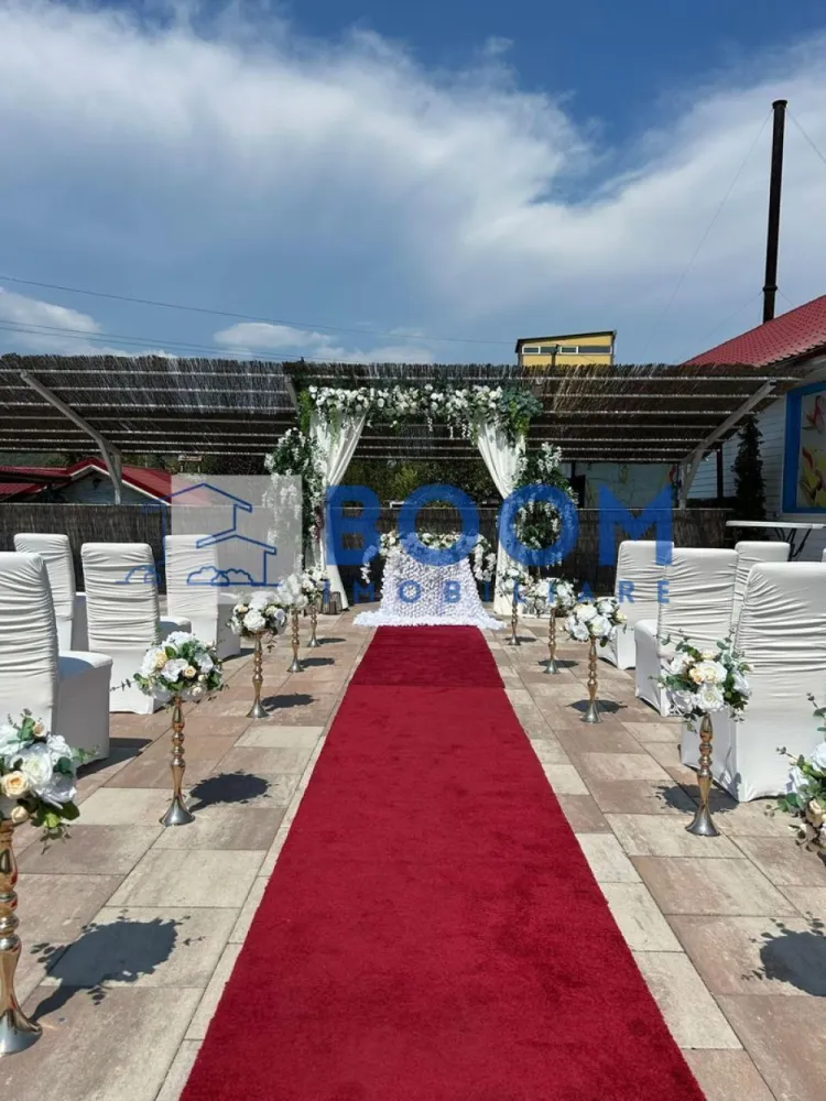 Complex HoReCa | Daesti, Râmnicu Vâlcea | 320 mp, teren 4.100 mp - Complex HoReCa stradal, cu piscină, restaurant și spații pentru evenimente, în Daesti, Râmnicu Vâlcea. Proprietatea are 320 mp utili și un teren generos de 4.100 mp, fiind o ofertă completă pentru activități de relaxare, servire și organizare de evenimente.

Detalii proprietate:
• Construcție din 2020
• Piesă centrală: bazin de înot de aproximativ 230 mp, cu zonă pentru adulți și bazin separat pentru copii
• Trei terase, dintre care două acoperite, plus o terasă lângă piscina principală
• Bar exterior cu design exotic, restaurant cu aproximativ 100 de locuri
• Bucătărie profesională complet utilată, mobilier, șezlonguri, aranjamente și echipamente existente
• Predare la cheie, cu istoric de peste 15 ani pe piață

Contextul locației este un avantaj real pentru acest tip de activitate: amplasament stradal, cu acces facil și vizibilitate bună, într-o zonă care permite organizarea de evenimente fără a deranja vecinătățile. Poziționarea oferă acces rapid spre Râmnicu Vâlcea și spre zona Călimănești.

Pentru detalii suplimentare și programarea unei vizionări, contactați echipa BOOM Imobiliare. Cod anunț CP3195703 .