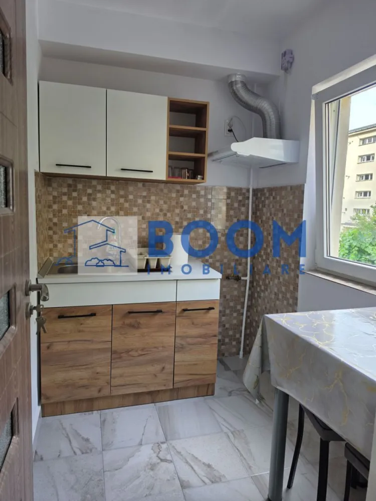 Garsoniera | Zona Centrala | Etaj 1 | 28 mpu - BOOM Imobiliare vă propune spre vânzare o garsonieră confort 1, situată chiar în zona centrală a orașului. Este proprietatea ideală pentru cei care vor să aibă totul la câțiva pași distanță sau pentru o investiție sigură și profitabilă.
De ce să alegi această proprietate?Poziționare ultra-centrală: Ai acces rapid la toate punctele cheie din oraș.Totul pentru familie: Școli de prestigiu și grădinițe în imediata apropiere.Facilități zilnice: Piața agroalimentară și supermarketuri la doar un minut distanță.Mobilitate maximă: Stații pentru mijloacele de transport în comun chiar lângă bloc.Confort sporit: Compartimentare confort 1, spațioasă și excelent structurată.
pentru mai multe detalii sau a programa o vizionare va rugam specificati CP3195686