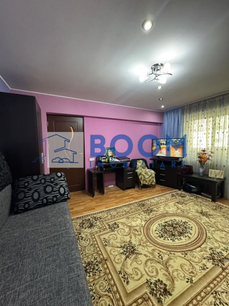 Apartament 2 camere | Etaj 1 | Zona Ostroveni | Gigacalorimetru - BOOM Imobiliare vă propune spre vânzare un apartament confortabil și bine compartimentat, situat în cartierul Ostroveni, la etajul 1, într-o zonă liniștită și apreciată, aproape de școli, magazine și bulevardul Dem Rădulescu.

Apartamentul este total decomandat și dispune de:

* hol spațios
* bucătărie separată
* dormitor cu baie în apropiere
* sufragerie luminoasă cu ieșire în balcon

Locuința este situată în mijlocul blocului, ceea ce oferă un confort termic foarte bun. Beneficiază de gigacalorimetre, tâmplărie din aluminiu, precum și instalații electrice și sanitare schimbate complet.

Se vinde nemobilat , fiind ideal atât pentru locuit, cât și pentru investiție. Mutare imediată.

Se acceptă credit ipotecar.

Pentru mai multe detalii și programări la vizionare, contactați BOOM Imobiliare. CP3195689