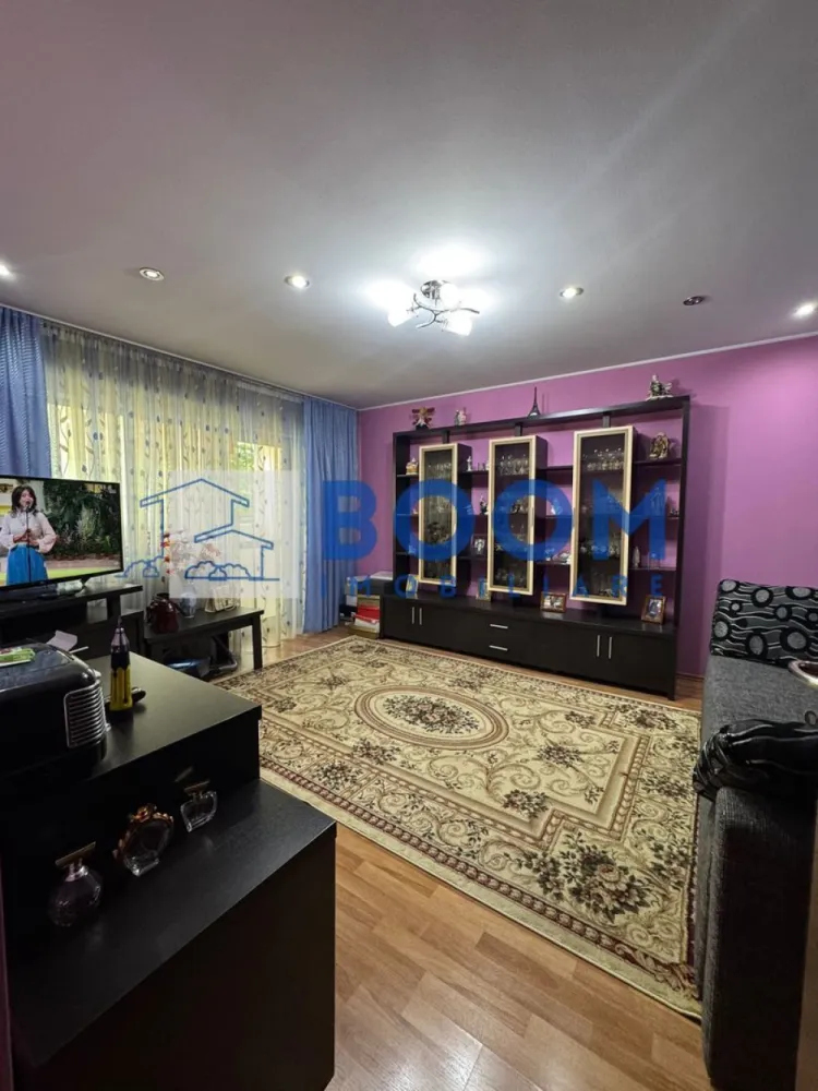 Apartament 2 camere | Etaj 1 | Zona Ostroveni | Gigacalorimetru - BOOM Imobiliare vă propune spre vânzare un apartament confortabil și bine compartimentat, situat în cartierul Ostroveni, la etajul 1, într-o zonă liniștită și apreciată, aproape de școli, magazine și bulevardul Dem Rădulescu.

Apartamentul este total decomandat și dispune de:

* hol spațios
* bucătărie separată
* dormitor cu baie în apropiere
* sufragerie luminoasă cu ieșire în balcon

Locuința este situată în mijlocul blocului, ceea ce oferă un confort termic foarte bun. Beneficiază de gigacalorimetre, tâmplărie din aluminiu, precum și instalații electrice și sanitare schimbate complet.

Se vinde nemobilat , fiind ideal atât pentru locuit, cât și pentru investiție. Mutare imediată.

Se acceptă credit ipotecar.

Pentru mai multe detalii și programări la vizionare, contactați BOOM Imobiliare. CP3195689