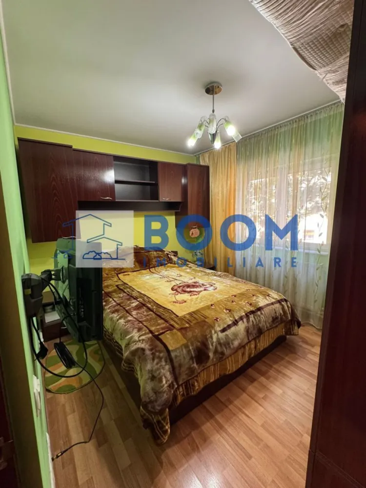 Apartament 2 camere | Etaj 1 | Zona Ostroveni | Gigacalorimetru - BOOM Imobiliare vă propune spre vânzare un apartament confortabil și bine compartimentat, situat în cartierul Ostroveni, la etajul 1, într-o zonă liniștită și apreciată, aproape de școli, magazine și bulevardul Dem Rădulescu.

Apartamentul este total decomandat și dispune de:

* hol spațios
* bucătărie separată
* dormitor cu baie în apropiere
* sufragerie luminoasă cu ieșire în balcon

Locuința este situată în mijlocul blocului, ceea ce oferă un confort termic foarte bun. Beneficiază de gigacalorimetre, tâmplărie din aluminiu, precum și instalații electrice și sanitare schimbate complet.

Se vinde nemobilat , fiind ideal atât pentru locuit, cât și pentru investiție. Mutare imediată.

Se acceptă credit ipotecar.

Pentru mai multe detalii și programări la vizionare, contactați BOOM Imobiliare. CP3195689