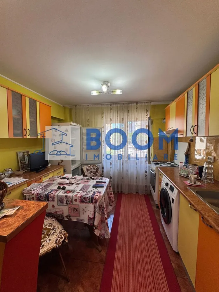 Apartament 2 camere | Etaj 1 | Zona Ostroveni | Gigacalorimetru - BOOM Imobiliare vă propune spre vânzare un apartament confortabil și bine compartimentat, situat în cartierul Ostroveni, la etajul 1, într-o zonă liniștită și apreciată, aproape de școli, magazine și bulevardul Dem Rădulescu.

Apartamentul este total decomandat și dispune de:

* hol spațios
* bucătărie separată
* dormitor cu baie în apropiere
* sufragerie luminoasă cu ieșire în balcon

Locuința este situată în mijlocul blocului, ceea ce oferă un confort termic foarte bun. Beneficiază de gigacalorimetre, tâmplărie din aluminiu, precum și instalații electrice și sanitare schimbate complet.

Se vinde nemobilat , fiind ideal atât pentru locuit, cât și pentru investiție. Mutare imediată.

Se acceptă credit ipotecar.

Pentru mai multe detalii și programări la vizionare, contactați BOOM Imobiliare. CP3195689