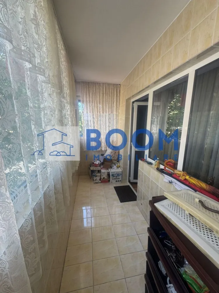Apartament 2 camere | Etaj 1 | Zona Ostroveni | Gigacalorimetru - BOOM Imobiliare vă propune spre vânzare un apartament confortabil și bine compartimentat, situat în cartierul Ostroveni, la etajul 1, într-o zonă liniștită și apreciată, aproape de școli, magazine și bulevardul Dem Rădulescu.

Apartamentul este total decomandat și dispune de:

* hol spațios
* bucătărie separată
* dormitor cu baie în apropiere
* sufragerie luminoasă cu ieșire în balcon

Locuința este situată în mijlocul blocului, ceea ce oferă un confort termic foarte bun. Beneficiază de gigacalorimetre, tâmplărie din aluminiu, precum și instalații electrice și sanitare schimbate complet.

Se vinde nemobilat , fiind ideal atât pentru locuit, cât și pentru investiție. Mutare imediată.

Se acceptă credit ipotecar.

Pentru mai multe detalii și programări la vizionare, contactați BOOM Imobiliare. CP3195689