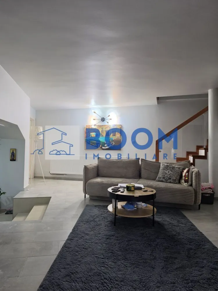Vila moderna Fedelesoiu | Canalizare | Centrala peleti | Gaz limita proprietate - BOOM Imobiliare vă propune spre vânzare o vilă spectaculoasă, ideală pentru o familie care își dorește confort, spațiu generos și o oază de liniște într-o zonă excelentă din Fedeleșoiu. Se accepta si schimb cu apartament 3-4 camere, plus diferenta.
________________________________________
• Localizare: Fedeleșoiu, Strada Brigăzii
• Suprafață teren: 650 mp (curte generoasă cu grădină )
• Configurație: Parter + Etaj + Mansardă
• Suprafață utilă parter + etaj: 220 mpu
• Suprafață utilă mansardă: 80 mpu
________________________________________
Parter:
• Living spațios și luminos
• Dormitoare primitoare
• Bucătărie completă
• Baie și hol de acces
Etaj:
• Living secundar / Zonă de relaxare
• Dormitor matrimonial
• Bucătărie proprie (ideal pentru independență sau familii extinse)
• Zonă dedicată pentru lectură
• Dressing spațios
Mansardă:
• Suprafață deschisă de 80 mp
________________________________________
• Încălzire eficientă: Centrală pe peleți KEPO 35 KW
• Apă caldă: Boiler Gorenje performant
• Utilități active: Canalizare racordată, curent electric
• Utilități la poartă: Gaz disponibil la limita proprietății
• Exterior: Curte mare, perfectă pentru relaxare, grătar sau spațiu de joacă
• Facilități zonale: Magazin alimentar în imediata apropiere, acces facil și rapid către oraș
________________________________________
Proprietatea este pregătită pentru a deveni noua dumneavoastră casă. Pentru detalii suplimentare, contactați BOOM Imobiliare, specificand CP3195676