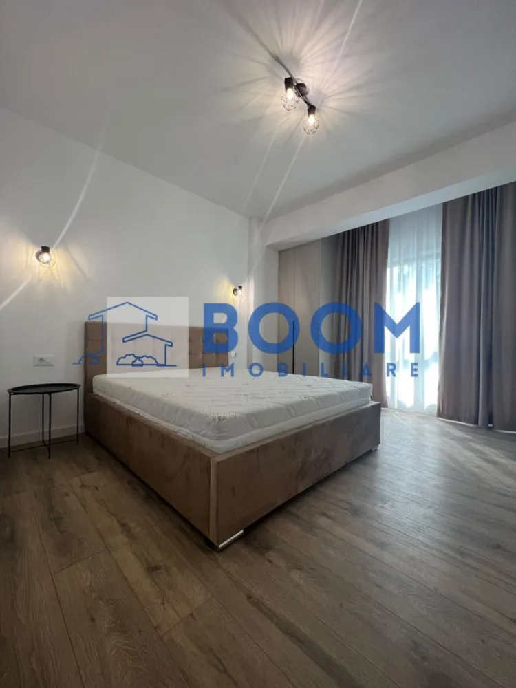 Apartament 3 camere decomandat | Central, Râmnicu Vâlcea | 73 mp, parcare, 2024 - Apartament cu 3 camere decomandat, situat în zona Centrală din Râmnicu Vâlcea, într-un imobil boutique modern cu regim redus de înălțime. Locuința are 73 mp utili, 84 mp total și este potrivită pentru cei care caută o proprietate spațioasă, bine organizată și gata de mutare.

Detalii proprietate:
• etaj 1 din 3
• suprafață utilă 73 mp, suprafață totală 84 mp
• 3 camere, 2 băi, 1 bucătărie
• 2 balcoane
• compartimentare decomandată
• complet mobilat și utilat modern
• finisaje, mobilier și electrocasnice noi
• loc de parcare subteran inclus

Context zonă:
Poziționarea oferă acces rapid către Parcul Zăvoi, parcuri, instituții, zone comerciale și principalele puncte de interes ale orașului. Zona Centrală susține un stil de viață comod, cu acces facil la reperele importante din Râmnicu Vâlcea și avantajul unei locații apreciate pentru mobilitate și confort.

Cod anunț CP3195704. Pentru mai multe detalii și programarea unei vizionări, contactați-ne.