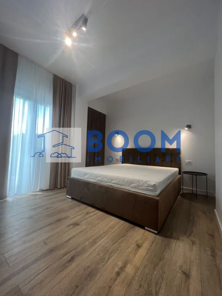 Apartament 3 camere decomandat | Central, Râmnicu Vâlcea | 73 mp, parcare, 2024 - Apartament cu 3 camere decomandat, situat în zona Centrală din Râmnicu Vâlcea, într-un imobil boutique modern cu regim redus de înălțime. Locuința are 73 mp utili, 84 mp total și este potrivită pentru cei care caută o proprietate spațioasă, bine organizată și gata de mutare.

Detalii proprietate:
• etaj 1 din 3
• suprafață utilă 73 mp, suprafață totală 84 mp
• 3 camere, 2 băi, 1 bucătărie
• 2 balcoane
• compartimentare decomandată
• complet mobilat și utilat modern
• finisaje, mobilier și electrocasnice noi
• loc de parcare subteran inclus

Context zonă:
Poziționarea oferă acces rapid către Parcul Zăvoi, parcuri, instituții, zone comerciale și principalele puncte de interes ale orașului. Zona Centrală susține un stil de viață comod, cu acces facil la reperele importante din Râmnicu Vâlcea și avantajul unei locații apreciate pentru mobilitate și confort.

Cod anunț CP3195704. Pentru mai multe detalii și programarea unei vizionări, contactați-ne.