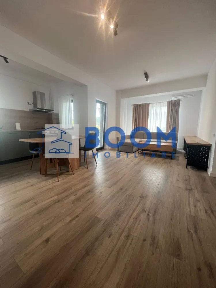 Apartament 3 camere decomandat | Central, Râmnicu Vâlcea | 73 mp, parcare, 2024 - Apartament cu 3 camere decomandat, situat în zona Centrală din Râmnicu Vâlcea, într-un imobil boutique modern cu regim redus de înălțime. Locuința are 73 mp utili, 84 mp total și este potrivită pentru cei care caută o proprietate spațioasă, bine organizată și gata de mutare.

Detalii proprietate:
• etaj 1 din 3
• suprafață utilă 73 mp, suprafață totală 84 mp
• 3 camere, 2 băi, 1 bucătărie
• 2 balcoane
• compartimentare decomandată
• complet mobilat și utilat modern
• finisaje, mobilier și electrocasnice noi
• loc de parcare subteran inclus

Context zonă:
Poziționarea oferă acces rapid către Parcul Zăvoi, parcuri, instituții, zone comerciale și principalele puncte de interes ale orașului. Zona Centrală susține un stil de viață comod, cu acces facil la reperele importante din Râmnicu Vâlcea și avantajul unei locații apreciate pentru mobilitate și confort.

Cod anunț CP3195704. Pentru mai multe detalii și programarea unei vizionări, contactați-ne.