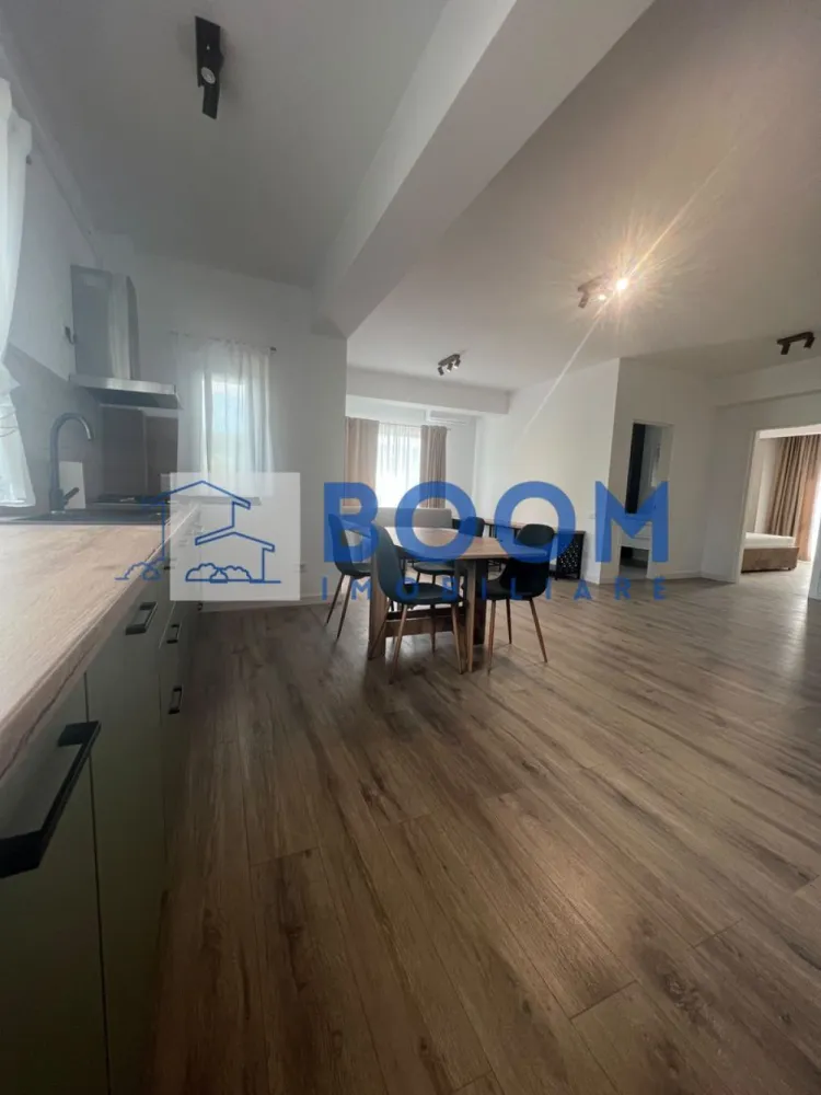 Apartament 3 camere decomandat | Central, Râmnicu Vâlcea | 73 mp, parcare, 2024 - Apartament cu 3 camere decomandat, situat în zona Centrală din Râmnicu Vâlcea, într-un imobil boutique modern cu regim redus de înălțime. Locuința are 73 mp utili, 84 mp total și este potrivită pentru cei care caută o proprietate spațioasă, bine organizată și gata de mutare.

Detalii proprietate:
• etaj 1 din 3
• suprafață utilă 73 mp, suprafață totală 84 mp
• 3 camere, 2 băi, 1 bucătărie
• 2 balcoane
• compartimentare decomandată
• complet mobilat și utilat modern
• finisaje, mobilier și electrocasnice noi
• loc de parcare subteran inclus

Context zonă:
Poziționarea oferă acces rapid către Parcul Zăvoi, parcuri, instituții, zone comerciale și principalele puncte de interes ale orașului. Zona Centrală susține un stil de viață comod, cu acces facil la reperele importante din Râmnicu Vâlcea și avantajul unei locații apreciate pentru mobilitate și confort.

Cod anunț CP3195704. Pentru mai multe detalii și programarea unei vizionări, contactați-ne.