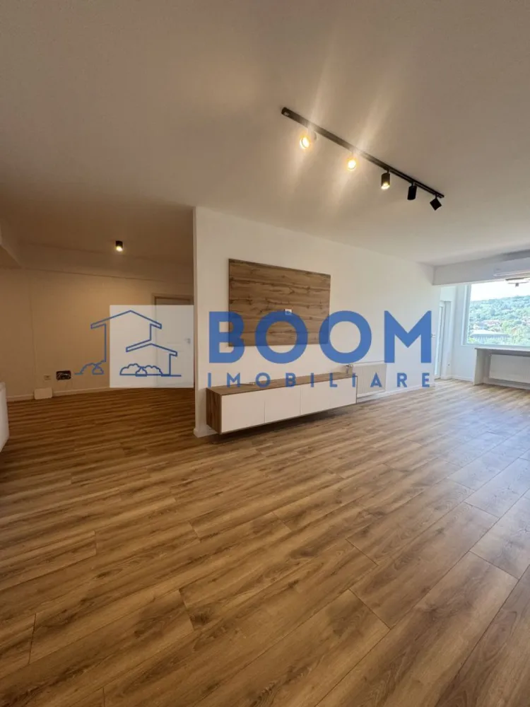 Apartament NOU 3 Camere | Etaj 2 | Zona Centrala | Tva Deductibil - BOOM Imobiliare vă propune spre vânzare un apartament modern cu 3 camere, situat într-o zonă centrală, la etajul 2, cu vedere panoramică și o suprafață utilă de 92 mp.

Compartimentarea este practică și generoasă, iar proprietatea beneficiază de TVA deductibil:

* dormitor matrimonial cu baie proprie, dressing și ieșire pe terasă;
* al doilea dormitor;
* living spațios cu bucătărie open-space și ieșire pe terasa generoasă cu vedere spre râul Olănești;
* 2 băi complet utilate;
* terasă;
* loc de parcare exterior.

Apartamentul se vinde complet mobilat și utilat, fiind pregătit pentru mutare imediată.

Dotări și beneficii:

* centrală termică proprie;
* aer condiționat;
* lustre moderne;
* bucătărie complet echipată: frigider, plită, cuptor, hotă;
* mașină de spălat vase incorporată;
* mașină de spălat rufe incorporată;
* băi mobilate și complet utilate;
* finisaje moderne și mobilier de calitate.

Proprietatea este ideală atât pentru locuit, cât și pentru investiție, datorită poziției excelente și compartimentării eficiente.

Pentru mai multe detalii sau programarea unei vizionări, echipa BOOM Imobiliare vă stă la dispoziție. CP3195688