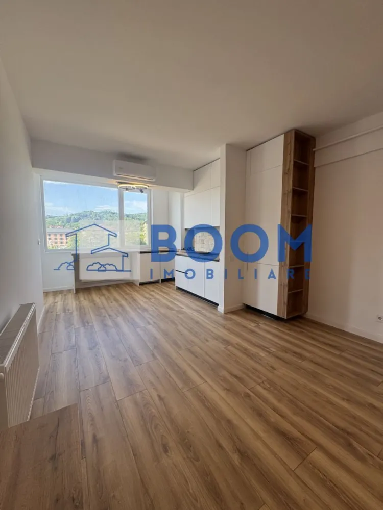 Apartament NOU 3 Camere | Etaj 2 | Zona Centrala | Tva Deductibil - BOOM Imobiliare vă propune spre vânzare un apartament modern cu 3 camere, situat într-o zonă centrală, la etajul 2, cu vedere panoramică și o suprafață utilă de 92 mp.

Compartimentarea este practică și generoasă, iar proprietatea beneficiază de TVA deductibil:

* dormitor matrimonial cu baie proprie, dressing și ieșire pe terasă;
* al doilea dormitor;
* living spațios cu bucătărie open-space și ieșire pe terasa generoasă cu vedere spre râul Olănești;
* 2 băi complet utilate;
* terasă;
* loc de parcare exterior.

Apartamentul se vinde complet mobilat și utilat, fiind pregătit pentru mutare imediată.

Dotări și beneficii:

* centrală termică proprie;
* aer condiționat;
* lustre moderne;
* bucătărie complet echipată: frigider, plită, cuptor, hotă;
* mașină de spălat vase incorporată;
* mașină de spălat rufe incorporată;
* băi mobilate și complet utilate;
* finisaje moderne și mobilier de calitate.

Proprietatea este ideală atât pentru locuit, cât și pentru investiție, datorită poziției excelente și compartimentării eficiente.

Pentru mai multe detalii sau programarea unei vizionări, echipa BOOM Imobiliare vă stă la dispoziție. CP3195688