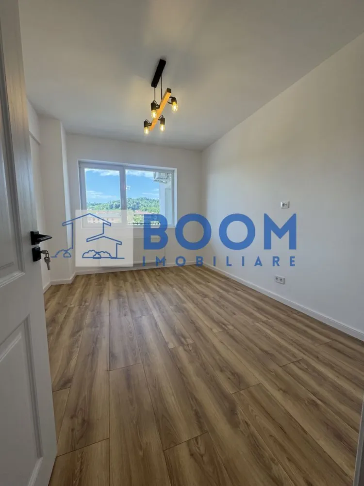 Apartament NOU 3 Camere | Etaj 2 | Zona Centrala | Tva Deductibil - BOOM Imobiliare vă propune spre vânzare un apartament modern cu 3 camere, situat într-o zonă centrală, la etajul 2, cu vedere panoramică și o suprafață utilă de 92 mp.

Compartimentarea este practică și generoasă, iar proprietatea beneficiază de TVA deductibil:

* dormitor matrimonial cu baie proprie, dressing și ieșire pe terasă;
* al doilea dormitor;
* living spațios cu bucătărie open-space și ieșire pe terasa generoasă cu vedere spre râul Olănești;
* 2 băi complet utilate;
* terasă;
* loc de parcare exterior.

Apartamentul se vinde complet mobilat și utilat, fiind pregătit pentru mutare imediată.

Dotări și beneficii:

* centrală termică proprie;
* aer condiționat;
* lustre moderne;
* bucătărie complet echipată: frigider, plită, cuptor, hotă;
* mașină de spălat vase incorporată;
* mașină de spălat rufe incorporată;
* băi mobilate și complet utilate;
* finisaje moderne și mobilier de calitate.

Proprietatea este ideală atât pentru locuit, cât și pentru investiție, datorită poziției excelente și compartimentării eficiente.

Pentru mai multe detalii sau programarea unei vizionări, echipa BOOM Imobiliare vă stă la dispoziție. CP3195688