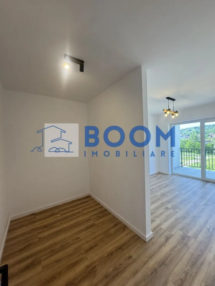 Apartament NOU 3 Camere | Etaj 2 | Zona Centrala | Tva Deductibil - BOOM Imobiliare vă propune spre vânzare un apartament modern cu 3 camere, situat într-o zonă centrală, la etajul 2, cu vedere panoramică și o suprafață utilă de 92 mp.

Compartimentarea este practică și generoasă, iar proprietatea beneficiază de TVA deductibil:

* dormitor matrimonial cu baie proprie, dressing și ieșire pe terasă;
* al doilea dormitor;
* living spațios cu bucătărie open-space și ieșire pe terasa generoasă cu vedere spre râul Olănești;
* 2 băi complet utilate;
* terasă;
* loc de parcare exterior.

Apartamentul se vinde complet mobilat și utilat, fiind pregătit pentru mutare imediată.

Dotări și beneficii:

* centrală termică proprie;
* aer condiționat;
* lustre moderne;
* bucătărie complet echipată: frigider, plită, cuptor, hotă;
* mașină de spălat vase incorporată;
* mașină de spălat rufe incorporată;
* băi mobilate și complet utilate;
* finisaje moderne și mobilier de calitate.

Proprietatea este ideală atât pentru locuit, cât și pentru investiție, datorită poziției excelente și compartimentării eficiente.

Pentru mai multe detalii sau programarea unei vizionări, echipa BOOM Imobiliare vă stă la dispoziție. CP3195688