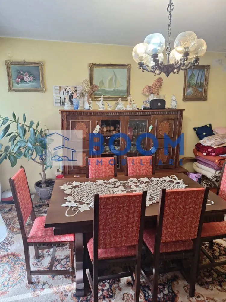 Apartament 3 camere | Cartier Traian | 65 MP - BOOM Imobiliare vă propune spre vânzare un apartament cu 3 camere, situat în Cartierul Traian din Râmnicu Vâlcea, într-o zonă liniștită, ideală pentru locuit.

Locuința este amplasată la etajul 4 din 4 și are o suprafață utilă de 65 mp, fiind potrivită pentru o familie sau pentru cei care își doresc un spațiu pe care să îl amenajeze după propriul gust. Apartamentul dispune de finisaje clasice, oferind astfel posibilitatea viitorilor proprietari de a-l personaliza integral.

Printre avantajele proprietății se numără geamurile termopan, balconul închis cu termopan — perfect pentru spațiu suplimentar sau zonă de relaxare — precum și prezența gigacalorimetrului, ce permite un control eficient al consumului. De asemenea, baia beneficiază de geam, asigurând lumină naturală și ventilație optimă.

Imobilul este amplasat într-o zonă liniștită, ferită de agitația urbană, dar în același timp foarte bine conectată la punctele de interes ale orașului. Se află în imediata apropiere a Spitalului Nr. 2, precum și în vecinătatea mai multor magazine, instituții, școli și alte facilități necesare unui trai confortabil.

Dacă sunteți în căutarea unui apartament bine poziționat, într-o zonă liniștită, cu potențial de amenajare după propriile preferințe, această proprietate poate fi exact ceea ce aveți nevoie.

Pentru mai multe detalii sau pentru programarea unei vizionări, nu ezitați să contactați BOOM Imobiliare.

ID: CP3195707