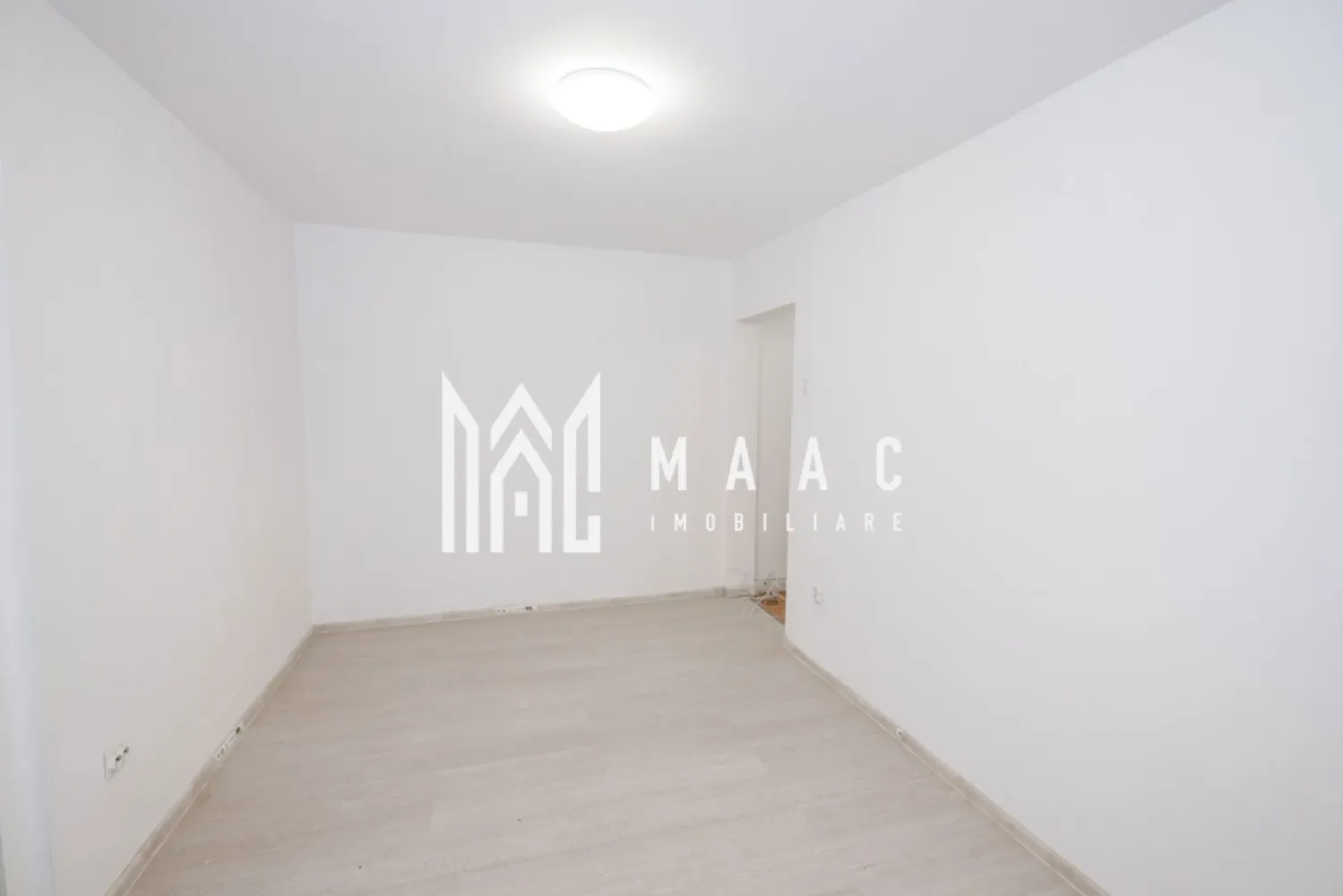 Apartament 2 camere Ostroveni 40 MP - MAAC Imobiliare vă propune spre vânzare un apartament cu 2 camere aflat in cartierul Ostroveni -CP2832691 Proprietatea are o suprafață totala de 40 MP, se afla la etajul 4 al unui bloc cu 5 etaje ( fara lift) Este o alegere ideală pentru tineri aflați la început de drum sau ca investiție si este pretabil pentru inchiriere. Compartimentare: -Suprafata utila 37MP -Suprafata totala 40MP -Hol generos -Bucatarie -Baie cu geam -Living -Balcon inchis cu termopan -Dormitor In apropiere avem acces facil la statii de autobuz, scoli, licee, gradinite, magazine, restaurante si multe alte spatii comerciale Apartamentul se preda ca in fotografiile de prezentare, fara mobilier. Imbunatatiri aduse: -tamplarie schimbata, -instalatie sanitara inlocuita -glet si vopsea lavabila -usa intrare schimbata -parchet laminat Pentru mai multe detalii și programarea unei vizionări, contactați echipa MAAC Imobiliare Râmnicu Vâlcea. }}