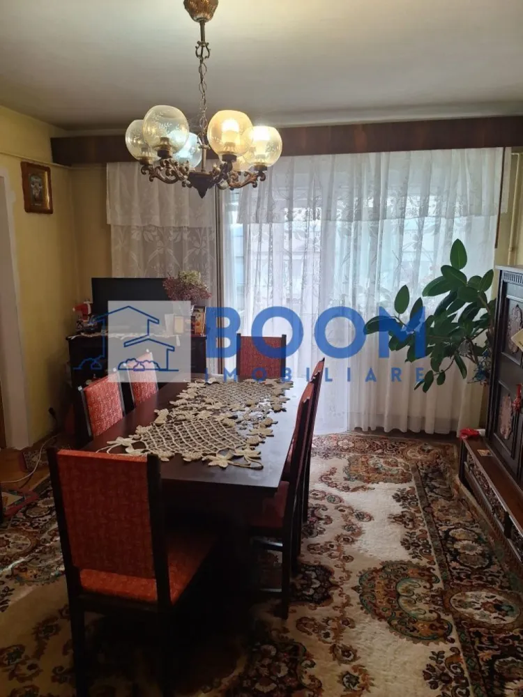 Apartament 3 camere | Cartier Traian | 65 MP - BOOM Imobiliare vă propune spre vânzare un apartament cu 3 camere, situat în Cartierul Traian din Râmnicu Vâlcea, într-o zonă liniștită, ideală pentru locuit.

Locuința este amplasată la etajul 4 din 4 și are o suprafață utilă de 65 mp, fiind potrivită pentru o familie sau pentru cei care își doresc un spațiu pe care să îl amenajeze după propriul gust. Apartamentul dispune de finisaje clasice, oferind astfel posibilitatea viitorilor proprietari de a-l personaliza integral.

Printre avantajele proprietății se numără geamurile termopan, balconul închis cu termopan — perfect pentru spațiu suplimentar sau zonă de relaxare — precum și prezența gigacalorimetrului, ce permite un control eficient al consumului. De asemenea, baia beneficiază de geam, asigurând lumină naturală și ventilație optimă.

Imobilul este amplasat într-o zonă liniștită, ferită de agitația urbană, dar în același timp foarte bine conectată la punctele de interes ale orașului. Se află în imediata apropiere a Spitalului Nr. 2, precum și în vecinătatea mai multor magazine, instituții, școli și alte facilități necesare unui trai confortabil.

Dacă sunteți în căutarea unui apartament bine poziționat, într-o zonă liniștită, cu potențial de amenajare după propriile preferințe, această proprietate poate fi exact ceea ce aveți nevoie.

Pentru mai multe detalii sau pentru programarea unei vizionări, nu ezitați să contactați BOOM Imobiliare.

ID: CP3195707
