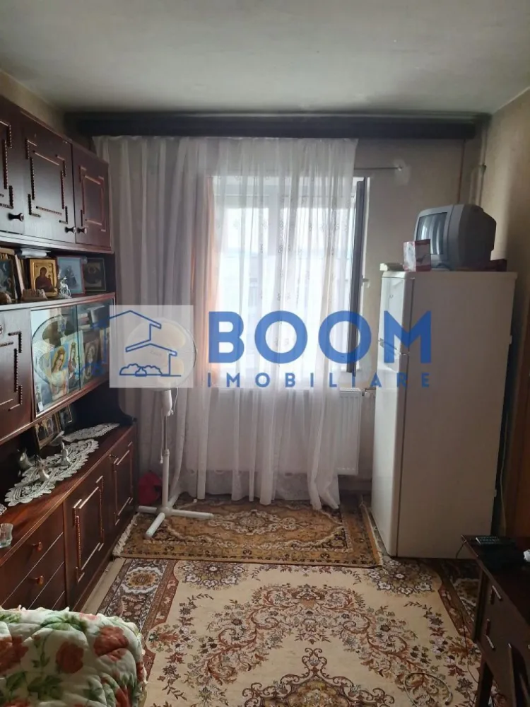 Apartament 3 camere | Cartier Traian | 65 MP - BOOM Imobiliare vă propune spre vânzare un apartament cu 3 camere, situat în Cartierul Traian din Râmnicu Vâlcea, într-o zonă liniștită, ideală pentru locuit.

Locuința este amplasată la etajul 4 din 4 și are o suprafață utilă de 65 mp, fiind potrivită pentru o familie sau pentru cei care își doresc un spațiu pe care să îl amenajeze după propriul gust. Apartamentul dispune de finisaje clasice, oferind astfel posibilitatea viitorilor proprietari de a-l personaliza integral.

Printre avantajele proprietății se numără geamurile termopan, balconul închis cu termopan — perfect pentru spațiu suplimentar sau zonă de relaxare — precum și prezența gigacalorimetrului, ce permite un control eficient al consumului. De asemenea, baia beneficiază de geam, asigurând lumină naturală și ventilație optimă.

Imobilul este amplasat într-o zonă liniștită, ferită de agitația urbană, dar în același timp foarte bine conectată la punctele de interes ale orașului. Se află în imediata apropiere a Spitalului Nr. 2, precum și în vecinătatea mai multor magazine, instituții, școli și alte facilități necesare unui trai confortabil.

Dacă sunteți în căutarea unui apartament bine poziționat, într-o zonă liniștită, cu potențial de amenajare după propriile preferințe, această proprietate poate fi exact ceea ce aveți nevoie.

Pentru mai multe detalii sau pentru programarea unei vizionări, nu ezitați să contactați BOOM Imobiliare.

ID: CP3195707