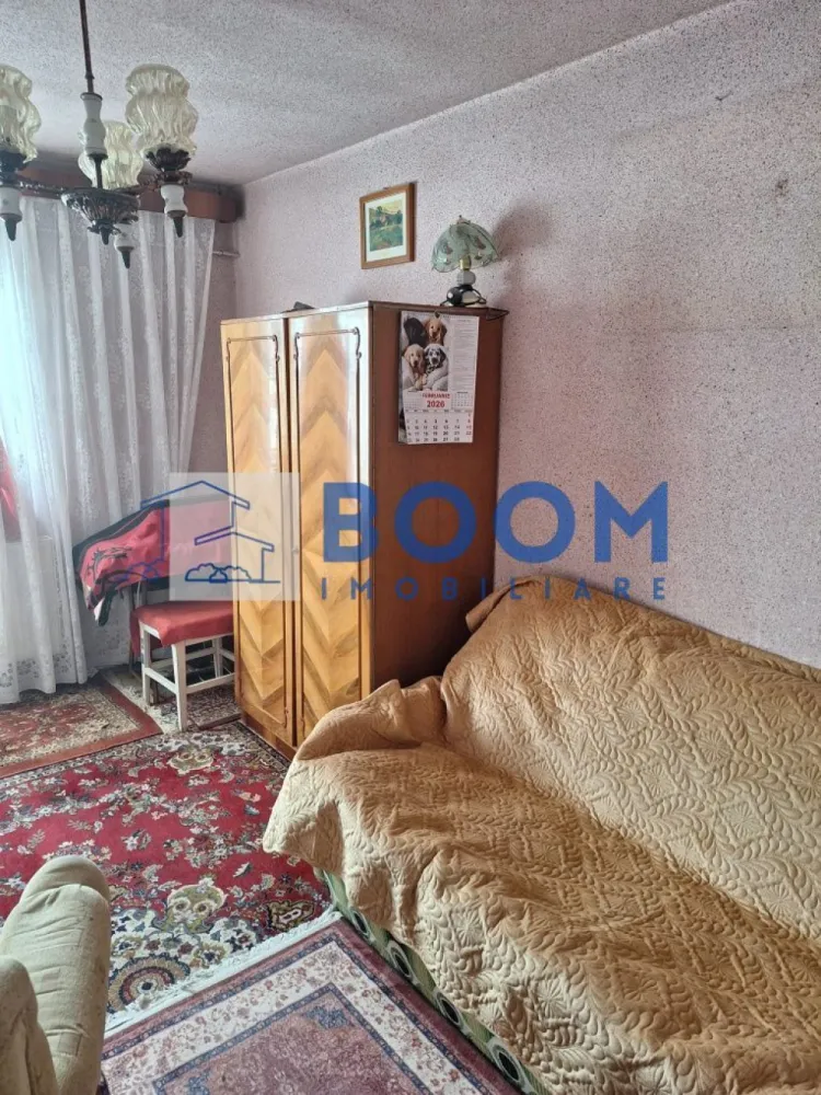 Apartament 3 camere | Cartier Traian | 65 MP - BOOM Imobiliare vă propune spre vânzare un apartament cu 3 camere, situat în Cartierul Traian din Râmnicu Vâlcea, într-o zonă liniștită, ideală pentru locuit.

Locuința este amplasată la etajul 4 din 4 și are o suprafață utilă de 65 mp, fiind potrivită pentru o familie sau pentru cei care își doresc un spațiu pe care să îl amenajeze după propriul gust. Apartamentul dispune de finisaje clasice, oferind astfel posibilitatea viitorilor proprietari de a-l personaliza integral.

Printre avantajele proprietății se numără geamurile termopan, balconul închis cu termopan — perfect pentru spațiu suplimentar sau zonă de relaxare — precum și prezența gigacalorimetrului, ce permite un control eficient al consumului. De asemenea, baia beneficiază de geam, asigurând lumină naturală și ventilație optimă.

Imobilul este amplasat într-o zonă liniștită, ferită de agitația urbană, dar în același timp foarte bine conectată la punctele de interes ale orașului. Se află în imediata apropiere a Spitalului Nr. 2, precum și în vecinătatea mai multor magazine, instituții, școli și alte facilități necesare unui trai confortabil.

Dacă sunteți în căutarea unui apartament bine poziționat, într-o zonă liniștită, cu potențial de amenajare după propriile preferințe, această proprietate poate fi exact ceea ce aveți nevoie.

Pentru mai multe detalii sau pentru programarea unei vizionări, nu ezitați să contactați BOOM Imobiliare.

ID: CP3195707