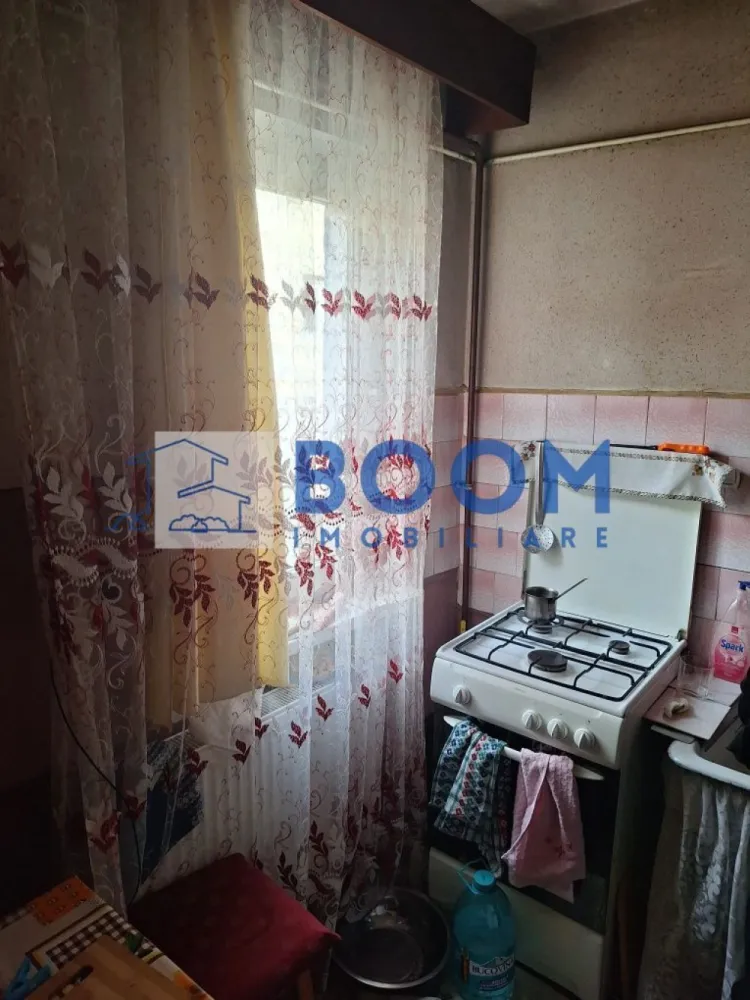 Apartament 3 camere | Cartier Traian | 65 MP - BOOM Imobiliare vă propune spre vânzare un apartament cu 3 camere, situat în Cartierul Traian din Râmnicu Vâlcea, într-o zonă liniștită, ideală pentru locuit.

Locuința este amplasată la etajul 4 din 4 și are o suprafață utilă de 65 mp, fiind potrivită pentru o familie sau pentru cei care își doresc un spațiu pe care să îl amenajeze după propriul gust. Apartamentul dispune de finisaje clasice, oferind astfel posibilitatea viitorilor proprietari de a-l personaliza integral.

Printre avantajele proprietății se numără geamurile termopan, balconul închis cu termopan — perfect pentru spațiu suplimentar sau zonă de relaxare — precum și prezența gigacalorimetrului, ce permite un control eficient al consumului. De asemenea, baia beneficiază de geam, asigurând lumină naturală și ventilație optimă.

Imobilul este amplasat într-o zonă liniștită, ferită de agitația urbană, dar în același timp foarte bine conectată la punctele de interes ale orașului. Se află în imediata apropiere a Spitalului Nr. 2, precum și în vecinătatea mai multor magazine, instituții, școli și alte facilități necesare unui trai confortabil.

Dacă sunteți în căutarea unui apartament bine poziționat, într-o zonă liniștită, cu potențial de amenajare după propriile preferințe, această proprietate poate fi exact ceea ce aveți nevoie.

Pentru mai multe detalii sau pentru programarea unei vizionări, nu ezitați să contactați BOOM Imobiliare.

ID: CP3195707