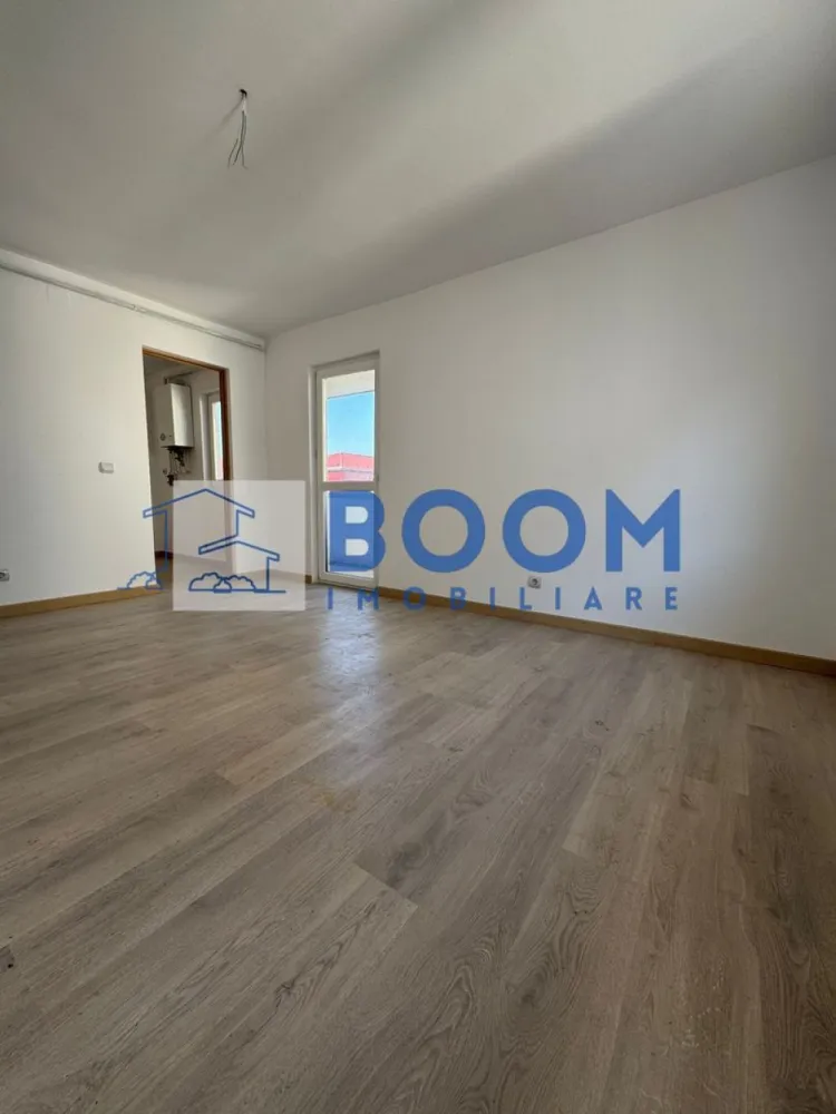 Garsoniera | Ostroveni| 24,6 MP - BOOM Imobiliare vă propune spre vânzare o garsonieră nouă, decomandată, situată în cartierul Ostroveni, zona Tic-Tac, o zonă apreciată pentru accesul facil către magazine, transport public și alte puncte de interes ale orașului.

Locuința este amplasată la mansarda unui imobil cu regim de înălțime P+4+M, mansardă recent construită și finalizată în anul 2026, realizată la standarde moderne.

Garsoniera se vinde la cheie, fiind complet finisată și pregătită pentru mutare imediată. Aceasta beneficiază de finisaje noi și moderne, precum:

* gresie
* faianță
* parchet
* obiecte sanitare noi

În plus, proprietatea dispune de balcon, oferind un spațiu suplimentar pentru relaxare.

Din punct de vedere al confortului, locuința este dotată cu centrală termică proprie, asigurând eficiență energetică și control asupra costurilor de încălzire.

Fiind o locuință nouă, cu toate dotările neutilizate, această proprietate reprezintă o alegere ideală atât pentru locuit, cât și pentru investiție (închiriere). 

Prețurile pornesc de la 24.600 € și ajung până la 30.700 € (TVA inclus), în funcție de suprafață și compartimentare, fiind vorba despre construcție nouă.

Pentru mai multe informații sau pentru programarea unei vizionări, echipa BOOM Imobiliare vă stă la dispoziție.

ID: CP3195710