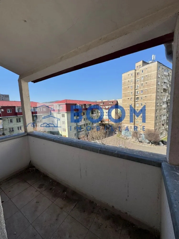 Garsoniera | Ostroveni| 24,6 MP - BOOM Imobiliare vă propune spre vânzare o garsonieră nouă, decomandată, situată în cartierul Ostroveni, zona Tic-Tac, o zonă apreciată pentru accesul facil către magazine, transport public și alte puncte de interes ale orașului.

Locuința este amplasată la mansarda unui imobil cu regim de înălțime P+4+M, mansardă recent construită și finalizată în anul 2026, realizată la standarde moderne.

Garsoniera se vinde la cheie, fiind complet finisată și pregătită pentru mutare imediată. Aceasta beneficiază de finisaje noi și moderne, precum:

* gresie
* faianță
* parchet
* obiecte sanitare noi

În plus, proprietatea dispune de balcon, oferind un spațiu suplimentar pentru relaxare.

Din punct de vedere al confortului, locuința este dotată cu centrală termică proprie, asigurând eficiență energetică și control asupra costurilor de încălzire.

Fiind o locuință nouă, cu toate dotările neutilizate, această proprietate reprezintă o alegere ideală atât pentru locuit, cât și pentru investiție (închiriere). 

Prețurile pornesc de la 24.600 € și ajung până la 30.700 € (TVA inclus), în funcție de suprafață și compartimentare, fiind vorba despre construcție nouă.

Pentru mai multe informații sau pentru programarea unei vizionări, echipa BOOM Imobiliare vă stă la dispoziție.

ID: CP3195710