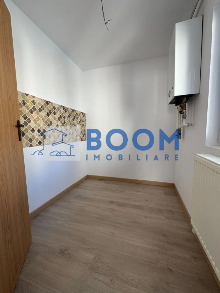 Garsoniera | Ostroveni| 24,6 MP - BOOM Imobiliare vă propune spre vânzare o garsonieră nouă, decomandată, situată în cartierul Ostroveni, zona Tic-Tac, o zonă apreciată pentru accesul facil către magazine, transport public și alte puncte de interes ale orașului.

Locuința este amplasată la mansarda unui imobil cu regim de înălțime P+4+M, mansardă recent construită și finalizată în anul 2026, realizată la standarde moderne.

Garsoniera se vinde la cheie, fiind complet finisată și pregătită pentru mutare imediată. Aceasta beneficiază de finisaje noi și moderne, precum:

* gresie
* faianță
* parchet
* obiecte sanitare noi

În plus, proprietatea dispune de balcon, oferind un spațiu suplimentar pentru relaxare.

Din punct de vedere al confortului, locuința este dotată cu centrală termică proprie, asigurând eficiență energetică și control asupra costurilor de încălzire.

Fiind o locuință nouă, cu toate dotările neutilizate, această proprietate reprezintă o alegere ideală atât pentru locuit, cât și pentru investiție (închiriere). 

Prețurile pornesc de la 24.600 € și ajung până la 30.700 € (TVA inclus), în funcție de suprafață și compartimentare, fiind vorba despre construcție nouă.

Pentru mai multe informații sau pentru programarea unei vizionări, echipa BOOM Imobiliare vă stă la dispoziție.

ID: CP3195710