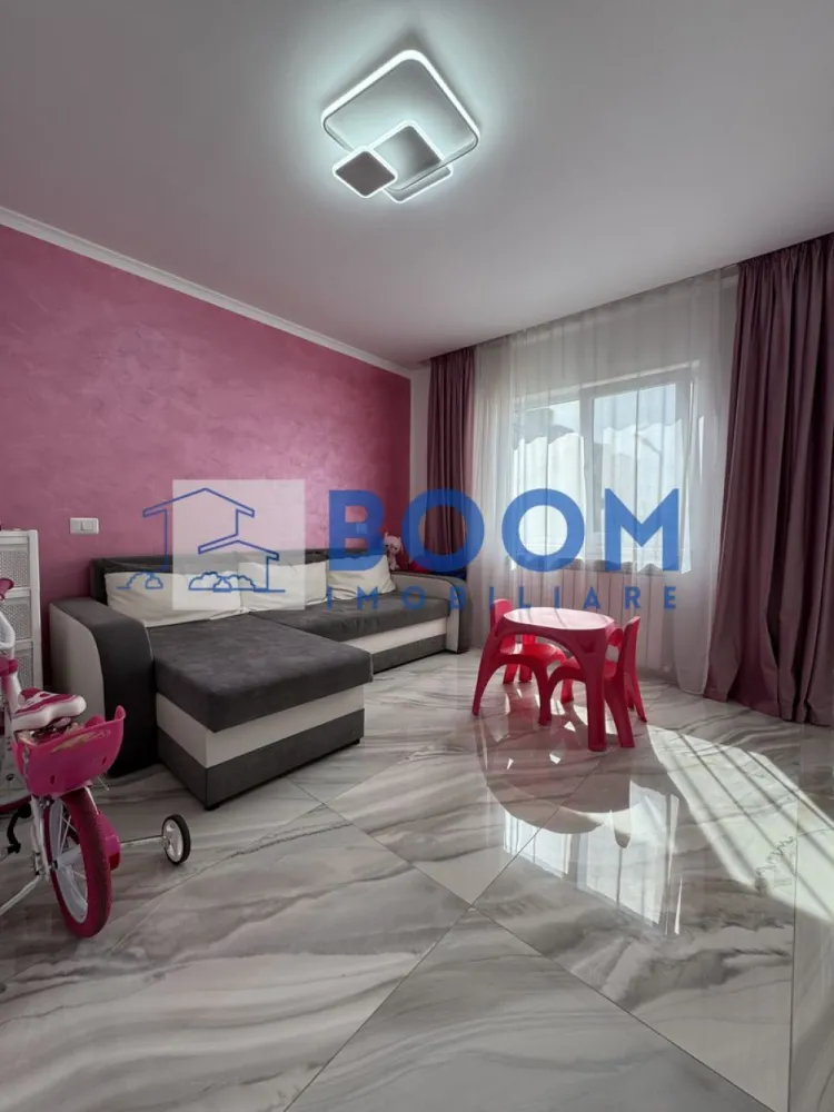 Apartament 3 camere | Parter | Mobilat si Utilat | Zona Nord - Apartament 3 camere de vânzare – Zona Nord, Calea lui Traian

Agenția BOOM Imobiliare vă propune spre vânzare un apartament cu 3 camere, situat la parterul unui bloc liniștit, cu o singură scară, în zona Nord – Calea lui Traian.

Locuința este complet renovată, fiind ideală pentru mutare imediată, fără investiții suplimentare.

Apartamentul dispune de un living spațios cu balcon, open space cu bucătăria, două dormitoare și două băi, oferind o compartimentare modernă și funcțională.

Beneficiază de centrală termică proprie, instalații electrice și sanitare schimbate integral și se vinde complet mobilat și utilat. În plus, include și o boxă pentru depozitare. Blocul este curat și liniștit, cu vecini civilizați.

Localizarea este excelentă, în imediata apropiere de Spitalul Județean, Biserica din Nord, Piața Nord, școli, licee, magazine și mijloace de transport.

Apartamentul este potrivit atât pentru locuință proprie, cât și pentru investiție, inclusiv pentru cabinet sau birou, datorită poziționării la parter și accesibilității. - CP3195690