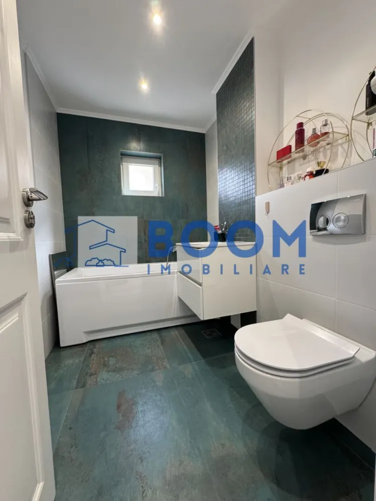 Apartament 3 camere | Parter | Mobilat si Utilat | Zona Nord - Apartament 3 camere de vânzare – Zona Nord, Calea lui Traian

Agenția BOOM Imobiliare vă propune spre vânzare un apartament cu 3 camere, situat la parterul unui bloc liniștit, cu o singură scară, în zona Nord – Calea lui Traian.

Locuința este complet renovată, fiind ideală pentru mutare imediată, fără investiții suplimentare.

Apartamentul dispune de un living spațios cu balcon, open space cu bucătăria, două dormitoare și două băi, oferind o compartimentare modernă și funcțională.

Beneficiază de centrală termică proprie, instalații electrice și sanitare schimbate integral și se vinde complet mobilat și utilat. În plus, include și o boxă pentru depozitare. Blocul este curat și liniștit, cu vecini civilizați.

Localizarea este excelentă, în imediata apropiere de Spitalul Județean, Biserica din Nord, Piața Nord, școli, licee, magazine și mijloace de transport.

Apartamentul este potrivit atât pentru locuință proprie, cât și pentru investiție, inclusiv pentru cabinet sau birou, datorită poziționării la parter și accesibilității. - CP3195690