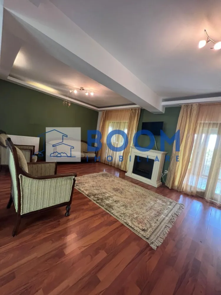 Vila | Ramnicu Valcea | Lenin Sud | De inchiriat - BOOM Imobiliare vă propune spre închiriere o vilă modernă D+P+1, situată în cartierul Lenin Sud din Râmnicu Vâlcea, într-o zonă liniștită, cu vedere panoramică deosebită și acces facil către principalele puncte de interes ale orașului.

Proprietatea are o suprafață utilă de 150 mp și este complet mobilată și utilată, fiind pregătită pentru mutare imediată. Compartimentarea este realizată inteligent pentru a oferi confort și funcționalitate, vila dispunând de un living spațios și luminos, bucătărie complet echipată, două dormitoare primitoare, cameră de dressing și două grupuri sanitare.

Unul dintre punctele forte ale proprietății este terasa generoasă închisă cu sticlă, un spațiu versatil ce poate fi utilizat pe tot parcursul anului, ideal pentru relaxare, socializare sau zonă de dining cu priveliște panoramică.

Locuința beneficiază de centrală termică proprie pe gaz, asigurând confort termic și eficiență pe tot parcursul anului.

În plus, imobilul dispune de garaj subteran, oferind siguranță și confort pentru autoturism.

Această proprietate reprezintă alegerea ideală pentru persoanele care își doresc liniște, spațiu și un ambient modern într-una dintre cele mai apreciate zone rezidențiale din Râmnicu Vâlcea.

Pentru mai multe detalii și programarea unei vizionări, echipa BOOM Imobiliare vă stă la dispoziție.

ID: CP3195706