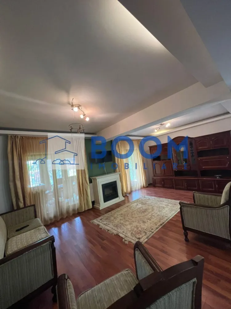 Vila | Ramnicu Valcea | Lenin Sud | De inchiriat - BOOM Imobiliare vă propune spre închiriere o vilă modernă D+P+1, situată în cartierul Lenin Sud din Râmnicu Vâlcea, într-o zonă liniștită, cu vedere panoramică deosebită și acces facil către principalele puncte de interes ale orașului.

Proprietatea are o suprafață utilă de 150 mp și este complet mobilată și utilată, fiind pregătită pentru mutare imediată. Compartimentarea este realizată inteligent pentru a oferi confort și funcționalitate, vila dispunând de un living spațios și luminos, bucătărie complet echipată, două dormitoare primitoare, cameră de dressing și două grupuri sanitare.

Unul dintre punctele forte ale proprietății este terasa generoasă închisă cu sticlă, un spațiu versatil ce poate fi utilizat pe tot parcursul anului, ideal pentru relaxare, socializare sau zonă de dining cu priveliște panoramică.

Locuința beneficiază de centrală termică proprie pe gaz, asigurând confort termic și eficiență pe tot parcursul anului.

În plus, imobilul dispune de garaj subteran, oferind siguranță și confort pentru autoturism.

Această proprietate reprezintă alegerea ideală pentru persoanele care își doresc liniște, spațiu și un ambient modern într-una dintre cele mai apreciate zone rezidențiale din Râmnicu Vâlcea.

Pentru mai multe detalii și programarea unei vizionări, echipa BOOM Imobiliare vă stă la dispoziție.

ID: CP3195706