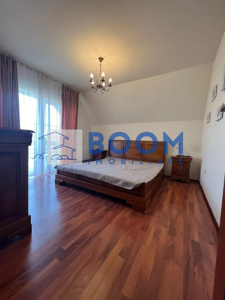 Vila | Ramnicu Valcea | Lenin Sud | De inchiriat - BOOM Imobiliare vă propune spre închiriere o vilă modernă D+P+1, situată în cartierul Lenin Sud din Râmnicu Vâlcea, într-o zonă liniștită, cu vedere panoramică deosebită și acces facil către principalele puncte de interes ale orașului.

Proprietatea are o suprafață utilă de 150 mp și este complet mobilată și utilată, fiind pregătită pentru mutare imediată. Compartimentarea este realizată inteligent pentru a oferi confort și funcționalitate, vila dispunând de un living spațios și luminos, bucătărie complet echipată, două dormitoare primitoare, cameră de dressing și două grupuri sanitare.

Unul dintre punctele forte ale proprietății este terasa generoasă închisă cu sticlă, un spațiu versatil ce poate fi utilizat pe tot parcursul anului, ideal pentru relaxare, socializare sau zonă de dining cu priveliște panoramică.

Locuința beneficiază de centrală termică proprie pe gaz, asigurând confort termic și eficiență pe tot parcursul anului.

În plus, imobilul dispune de garaj subteran, oferind siguranță și confort pentru autoturism.

Această proprietate reprezintă alegerea ideală pentru persoanele care își doresc liniște, spațiu și un ambient modern într-una dintre cele mai apreciate zone rezidențiale din Râmnicu Vâlcea.

Pentru mai multe detalii și programarea unei vizionări, echipa BOOM Imobiliare vă stă la dispoziție.

ID: CP3195706