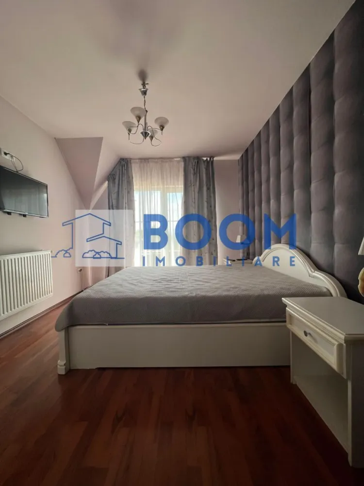 Vila | Ramnicu Valcea | Lenin Sud | De inchiriat - BOOM Imobiliare vă propune spre închiriere o vilă modernă D+P+1, situată în cartierul Lenin Sud din Râmnicu Vâlcea, într-o zonă liniștită, cu vedere panoramică deosebită și acces facil către principalele puncte de interes ale orașului.

Proprietatea are o suprafață utilă de 150 mp și este complet mobilată și utilată, fiind pregătită pentru mutare imediată. Compartimentarea este realizată inteligent pentru a oferi confort și funcționalitate, vila dispunând de un living spațios și luminos, bucătărie complet echipată, două dormitoare primitoare, cameră de dressing și două grupuri sanitare.

Unul dintre punctele forte ale proprietății este terasa generoasă închisă cu sticlă, un spațiu versatil ce poate fi utilizat pe tot parcursul anului, ideal pentru relaxare, socializare sau zonă de dining cu priveliște panoramică.

Locuința beneficiază de centrală termică proprie pe gaz, asigurând confort termic și eficiență pe tot parcursul anului.

În plus, imobilul dispune de garaj subteran, oferind siguranță și confort pentru autoturism.

Această proprietate reprezintă alegerea ideală pentru persoanele care își doresc liniște, spațiu și un ambient modern într-una dintre cele mai apreciate zone rezidențiale din Râmnicu Vâlcea.

Pentru mai multe detalii și programarea unei vizionări, echipa BOOM Imobiliare vă stă la dispoziție.

ID: CP3195706