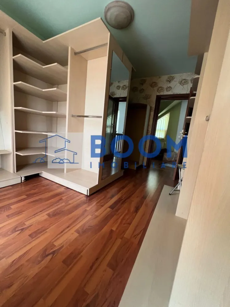 Vila | Ramnicu Valcea | Lenin Sud | De inchiriat - BOOM Imobiliare vă propune spre închiriere o vilă modernă D+P+1, situată în cartierul Lenin Sud din Râmnicu Vâlcea, într-o zonă liniștită, cu vedere panoramică deosebită și acces facil către principalele puncte de interes ale orașului.

Proprietatea are o suprafață utilă de 150 mp și este complet mobilată și utilată, fiind pregătită pentru mutare imediată. Compartimentarea este realizată inteligent pentru a oferi confort și funcționalitate, vila dispunând de un living spațios și luminos, bucătărie complet echipată, două dormitoare primitoare, cameră de dressing și două grupuri sanitare.

Unul dintre punctele forte ale proprietății este terasa generoasă închisă cu sticlă, un spațiu versatil ce poate fi utilizat pe tot parcursul anului, ideal pentru relaxare, socializare sau zonă de dining cu priveliște panoramică.

Locuința beneficiază de centrală termică proprie pe gaz, asigurând confort termic și eficiență pe tot parcursul anului.

În plus, imobilul dispune de garaj subteran, oferind siguranță și confort pentru autoturism.

Această proprietate reprezintă alegerea ideală pentru persoanele care își doresc liniște, spațiu și un ambient modern într-una dintre cele mai apreciate zone rezidențiale din Râmnicu Vâlcea.

Pentru mai multe detalii și programarea unei vizionări, echipa BOOM Imobiliare vă stă la dispoziție.

ID: CP3195706