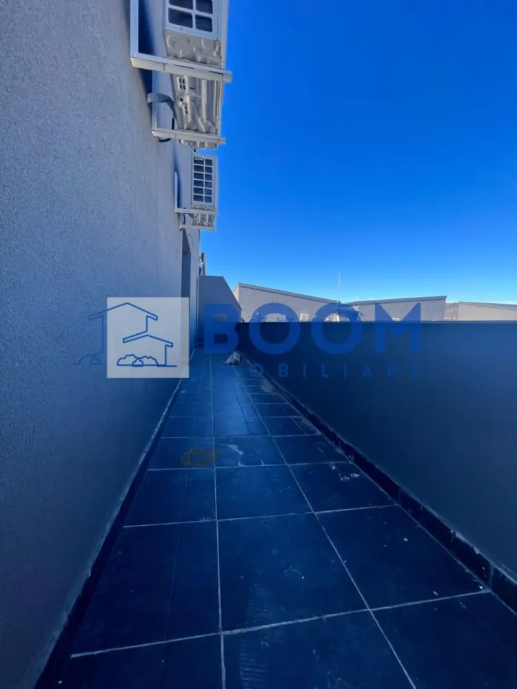 Apartament 3 camere | Penthouse | Bloc Nou | Ostroveni - BOOM Imobiliare vă propune spre vânzare un apartament exclusivist cu 3 camere, tip penthouse, situat în Râmnicu Vâlcea, în cartierul Ostroveni, în zona Bulevardului Dem Rădulescu – una dintre cele mai apreciate zone rezidențiale ale orașului.

Proprietatea este amplasată într-un bloc nou, finalizat în anul 2025 și intabulat, cu regim mic de înălțime (P+3), oferind un plus de confort, intimitate și liniște.

Apartamentul impresionează prin suprafața totală generoasă de 172 mp, compartimentarea eficientă și finisajele premium, fiind alegerea ideală pentru cei care își doresc un stil de viață modern și rafinat.

Locuința dispune de:

* living spațios și luminos
* 2 dormitoare
* 2 grupuri sanitare
* o terasă generoasă ce oferă un view panoramic deosebit asupra zonei

Terasa reprezintă un spațiu perfect pentru relaxare, socializare sau amenajarea unei zone private de petrecere a timpului liber.

Din punct de vedere al confortului, apartamentul beneficiază de dotări moderne:

* încălzire în pardoseală
* aer condiționat

Imobilul este construit la standarde ridicate, având placă de beton deasupra ultimului etaj și acoperiș, oferind astfel un plus de izolare și durabilitate.

În prețul afișat este inclus și un loc de parcare subteran / garaj, un avantaj important pentru confortul viitorilor proprietari.

Datorită poziționării excelente, suprafeței generoase și dotărilor premium, această proprietate reprezintă o oportunitate ideală atât pentru locuit, cât și pentru investiție.

Pentru mai multe informații sau pentru programarea unei vizionări, echipa BOOM Imobiliare vă stă la dispoziție.

ID : CP3195711