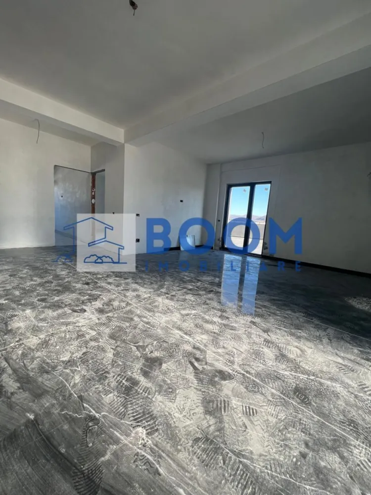 Apartament 3 camere | Penthouse | Bloc Nou | Ostroveni - BOOM Imobiliare vă propune spre vânzare un apartament exclusivist cu 3 camere, tip penthouse, situat în Râmnicu Vâlcea, în cartierul Ostroveni, în zona Bulevardului Dem Rădulescu – una dintre cele mai apreciate zone rezidențiale ale orașului.

Proprietatea este amplasată într-un bloc nou, finalizat în anul 2025 și intabulat, cu regim mic de înălțime (P+3), oferind un plus de confort, intimitate și liniște.

Apartamentul impresionează prin suprafața totală generoasă de 172 mp, compartimentarea eficientă și finisajele premium, fiind alegerea ideală pentru cei care își doresc un stil de viață modern și rafinat.

Locuința dispune de:

* living spațios și luminos
* 2 dormitoare
* 2 grupuri sanitare
* o terasă generoasă ce oferă un view panoramic deosebit asupra zonei

Terasa reprezintă un spațiu perfect pentru relaxare, socializare sau amenajarea unei zone private de petrecere a timpului liber.

Din punct de vedere al confortului, apartamentul beneficiază de dotări moderne:

* încălzire în pardoseală
* aer condiționat

Imobilul este construit la standarde ridicate, având placă de beton deasupra ultimului etaj și acoperiș, oferind astfel un plus de izolare și durabilitate.

În prețul afișat este inclus și un loc de parcare subteran / garaj, un avantaj important pentru confortul viitorilor proprietari.

Datorită poziționării excelente, suprafeței generoase și dotărilor premium, această proprietate reprezintă o oportunitate ideală atât pentru locuit, cât și pentru investiție.

Pentru mai multe informații sau pentru programarea unei vizionări, echipa BOOM Imobiliare vă stă la dispoziție.

ID : CP3195711