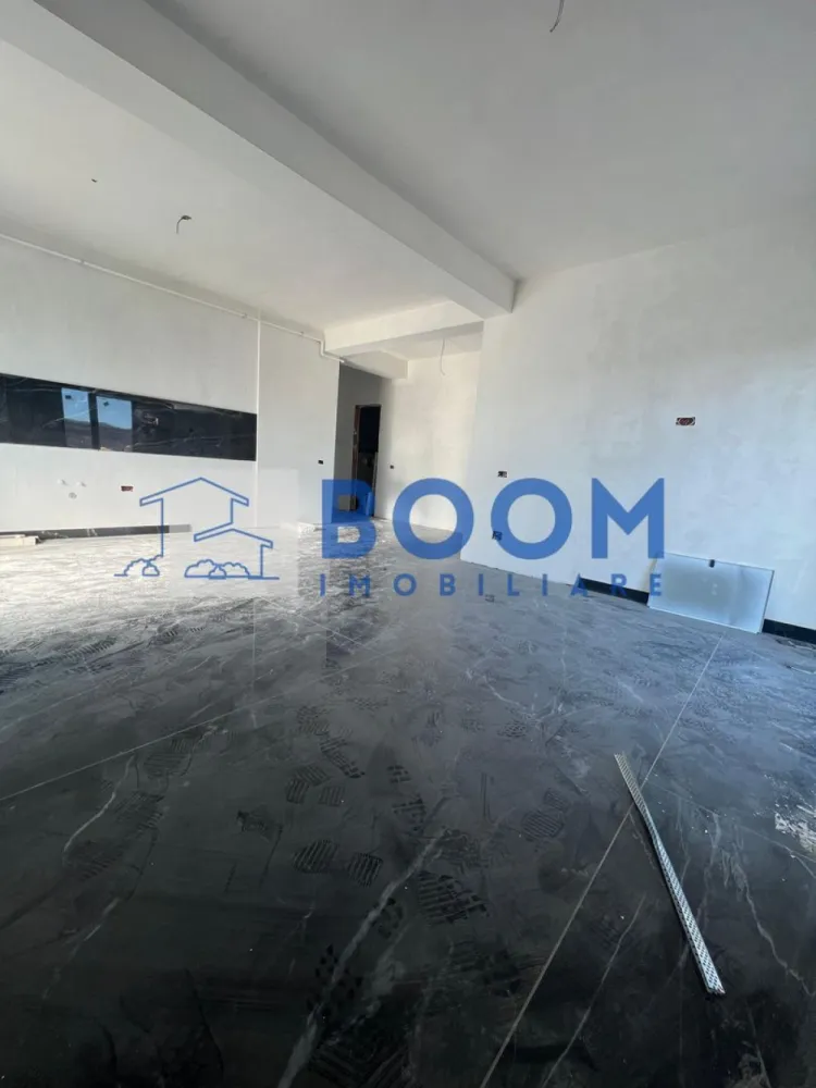 Apartament 3 camere | Penthouse | Bloc Nou | Ostroveni - BOOM Imobiliare vă propune spre vânzare un apartament exclusivist cu 3 camere, tip penthouse, situat în Râmnicu Vâlcea, în cartierul Ostroveni, în zona Bulevardului Dem Rădulescu – una dintre cele mai apreciate zone rezidențiale ale orașului.

Proprietatea este amplasată într-un bloc nou, finalizat în anul 2025 și intabulat, cu regim mic de înălțime (P+3), oferind un plus de confort, intimitate și liniște.

Apartamentul impresionează prin suprafața totală generoasă de 172 mp, compartimentarea eficientă și finisajele premium, fiind alegerea ideală pentru cei care își doresc un stil de viață modern și rafinat.

Locuința dispune de:

* living spațios și luminos
* 2 dormitoare
* 2 grupuri sanitare
* o terasă generoasă ce oferă un view panoramic deosebit asupra zonei

Terasa reprezintă un spațiu perfect pentru relaxare, socializare sau amenajarea unei zone private de petrecere a timpului liber.

Din punct de vedere al confortului, apartamentul beneficiază de dotări moderne:

* încălzire în pardoseală
* aer condiționat

Imobilul este construit la standarde ridicate, având placă de beton deasupra ultimului etaj și acoperiș, oferind astfel un plus de izolare și durabilitate.

În prețul afișat este inclus și un loc de parcare subteran / garaj, un avantaj important pentru confortul viitorilor proprietari.

Datorită poziționării excelente, suprafeței generoase și dotărilor premium, această proprietate reprezintă o oportunitate ideală atât pentru locuit, cât și pentru investiție.

Pentru mai multe informații sau pentru programarea unei vizionări, echipa BOOM Imobiliare vă stă la dispoziție.

ID : CP3195711