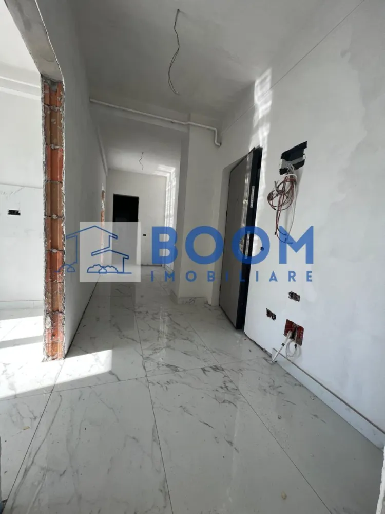 Apartament 2 camere | Bloc Nou INTABULAT | Ostroveni - BOOM Imobiliare vă propune spre vânzare un apartament modern cu 2 camere, decomandat, situat în cartierul Ostroveni, în apropierea Bulevardului Dem Rădulescu, una dintre cele mai căutate zone rezidențiale din Râmnicu Vâlcea.

Locuința se află într-un bloc nou, finalizat în anul 2025, construit la standarde moderne, cu fațadă ventilată și terasă securizată cu sticlă. Apartamentul este poziționat la etajul 3 din 3, într-un imobil dotat cu lift, oferind liniște, intimitate și o vedere panoramică deosebită asupra zonei.

Proprietatea are o suprafață utilă de 54 mp și o suprafață totală de 67 mp, la care se adaugă o terasă generoasă de 14 mp, cu acces direct din fiecare încăpere a locuinței – un spațiu ideal pentru relaxare sau pentru amenajarea unei zone de petrecere a timpului liber.

Apartamentul se vinde la cheie și beneficiază de dotări moderne precum:

* centrală termică proprie
* încălzire în pardoseală
* aer condiționat

În plus, proprietatea include și un garaj subteran, oferind confort și siguranță pentru automobilul dumneavoastră.

Zona este liniștită, cu acces facil către puncte de interes, fiind într-o continuă dezvoltare, ceea ce face din această proprietate o alegere excelentă atât pentru locuit, cât și pentru investiție.

Pentru mai multe informații sau pentru programarea unei vizionări, echipa BOOM Imobiliare vă stă la dispoziție.

ID: CP3195712