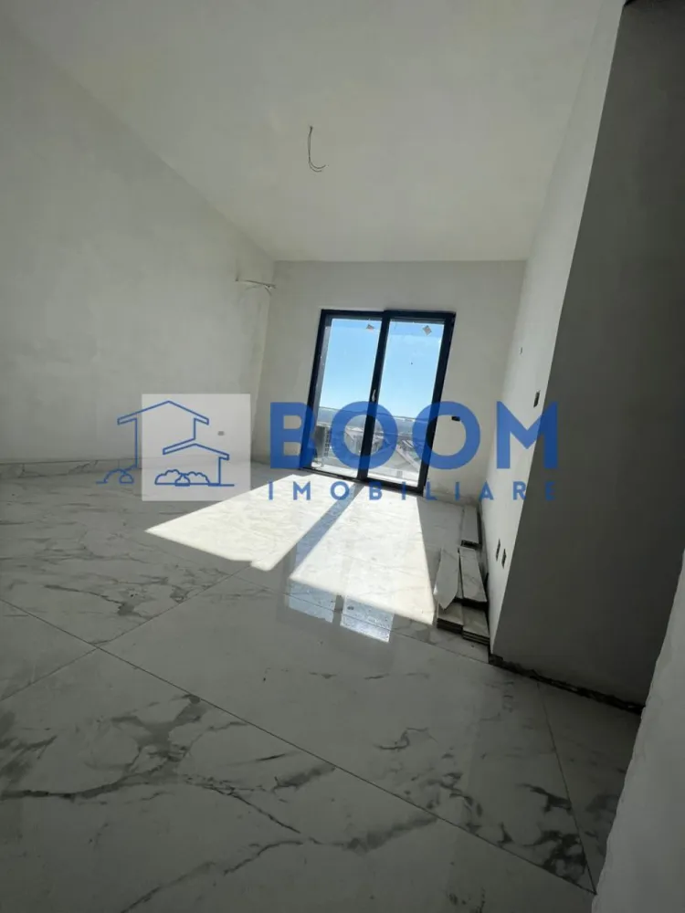 Apartament 2 camere | Bloc Nou INTABULAT | Ostroveni - BOOM Imobiliare vă propune spre vânzare un apartament modern cu 2 camere, decomandat, situat în cartierul Ostroveni, în apropierea Bulevardului Dem Rădulescu, una dintre cele mai căutate zone rezidențiale din Râmnicu Vâlcea.

Locuința se află într-un bloc nou, finalizat în anul 2025, construit la standarde moderne, cu fațadă ventilată și terasă securizată cu sticlă. Apartamentul este poziționat la etajul 3 din 3, într-un imobil dotat cu lift, oferind liniște, intimitate și o vedere panoramică deosebită asupra zonei.

Proprietatea are o suprafață utilă de 54 mp și o suprafață totală de 67 mp, la care se adaugă o terasă generoasă de 14 mp, cu acces direct din fiecare încăpere a locuinței – un spațiu ideal pentru relaxare sau pentru amenajarea unei zone de petrecere a timpului liber.

Apartamentul se vinde la cheie și beneficiază de dotări moderne precum:

* centrală termică proprie
* încălzire în pardoseală
* aer condiționat

În plus, proprietatea include și un garaj subteran, oferind confort și siguranță pentru automobilul dumneavoastră.

Zona este liniștită, cu acces facil către puncte de interes, fiind într-o continuă dezvoltare, ceea ce face din această proprietate o alegere excelentă atât pentru locuit, cât și pentru investiție.

Pentru mai multe informații sau pentru programarea unei vizionări, echipa BOOM Imobiliare vă stă la dispoziție.

ID: CP3195712
