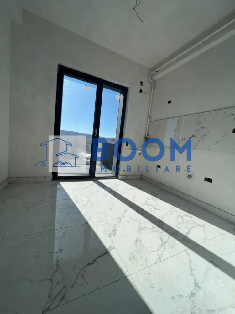 Apartament 2 camere | Bloc Nou INTABULAT | Ostroveni - BOOM Imobiliare vă propune spre vânzare un apartament modern cu 2 camere, decomandat, situat în cartierul Ostroveni, în apropierea Bulevardului Dem Rădulescu, una dintre cele mai căutate zone rezidențiale din Râmnicu Vâlcea.

Locuința se află într-un bloc nou, finalizat în anul 2025, construit la standarde moderne, cu fațadă ventilată și terasă securizată cu sticlă. Apartamentul este poziționat la etajul 3 din 3, într-un imobil dotat cu lift, oferind liniște, intimitate și o vedere panoramică deosebită asupra zonei.

Proprietatea are o suprafață utilă de 54 mp și o suprafață totală de 67 mp, la care se adaugă o terasă generoasă de 14 mp, cu acces direct din fiecare încăpere a locuinței – un spațiu ideal pentru relaxare sau pentru amenajarea unei zone de petrecere a timpului liber.

Apartamentul se vinde la cheie și beneficiază de dotări moderne precum:

* centrală termică proprie
* încălzire în pardoseală
* aer condiționat

În plus, proprietatea include și un garaj subteran, oferind confort și siguranță pentru automobilul dumneavoastră.

Zona este liniștită, cu acces facil către puncte de interes, fiind într-o continuă dezvoltare, ceea ce face din această proprietate o alegere excelentă atât pentru locuit, cât și pentru investiție.

Pentru mai multe informații sau pentru programarea unei vizionări, echipa BOOM Imobiliare vă stă la dispoziție.

ID: CP3195712