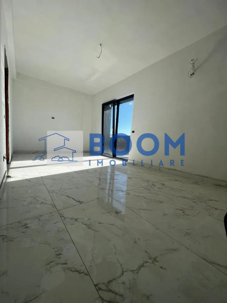 Apartament 2 camere | Bloc Nou INTABULAT | Ostroveni - BOOM Imobiliare vă propune spre vânzare un apartament modern cu 2 camere, decomandat, situat în cartierul Ostroveni, în apropierea Bulevardului Dem Rădulescu, una dintre cele mai căutate zone rezidențiale din Râmnicu Vâlcea.

Locuința se află într-un bloc nou, finalizat în anul 2025, construit la standarde moderne, cu fațadă ventilată și terasă securizată cu sticlă. Apartamentul este poziționat la etajul 3 din 3, într-un imobil dotat cu lift, oferind liniște, intimitate și o vedere panoramică deosebită asupra zonei.

Proprietatea are o suprafață utilă de 54 mp și o suprafață totală de 67 mp, la care se adaugă o terasă generoasă de 14 mp, cu acces direct din fiecare încăpere a locuinței – un spațiu ideal pentru relaxare sau pentru amenajarea unei zone de petrecere a timpului liber.

Apartamentul se vinde la cheie și beneficiază de dotări moderne precum:

* centrală termică proprie
* încălzire în pardoseală
* aer condiționat

În plus, proprietatea include și un garaj subteran, oferind confort și siguranță pentru automobilul dumneavoastră.

Zona este liniștită, cu acces facil către puncte de interes, fiind într-o continuă dezvoltare, ceea ce face din această proprietate o alegere excelentă atât pentru locuit, cât și pentru investiție.

Pentru mai multe informații sau pentru programarea unei vizionări, echipa BOOM Imobiliare vă stă la dispoziție.

ID: CP3195712